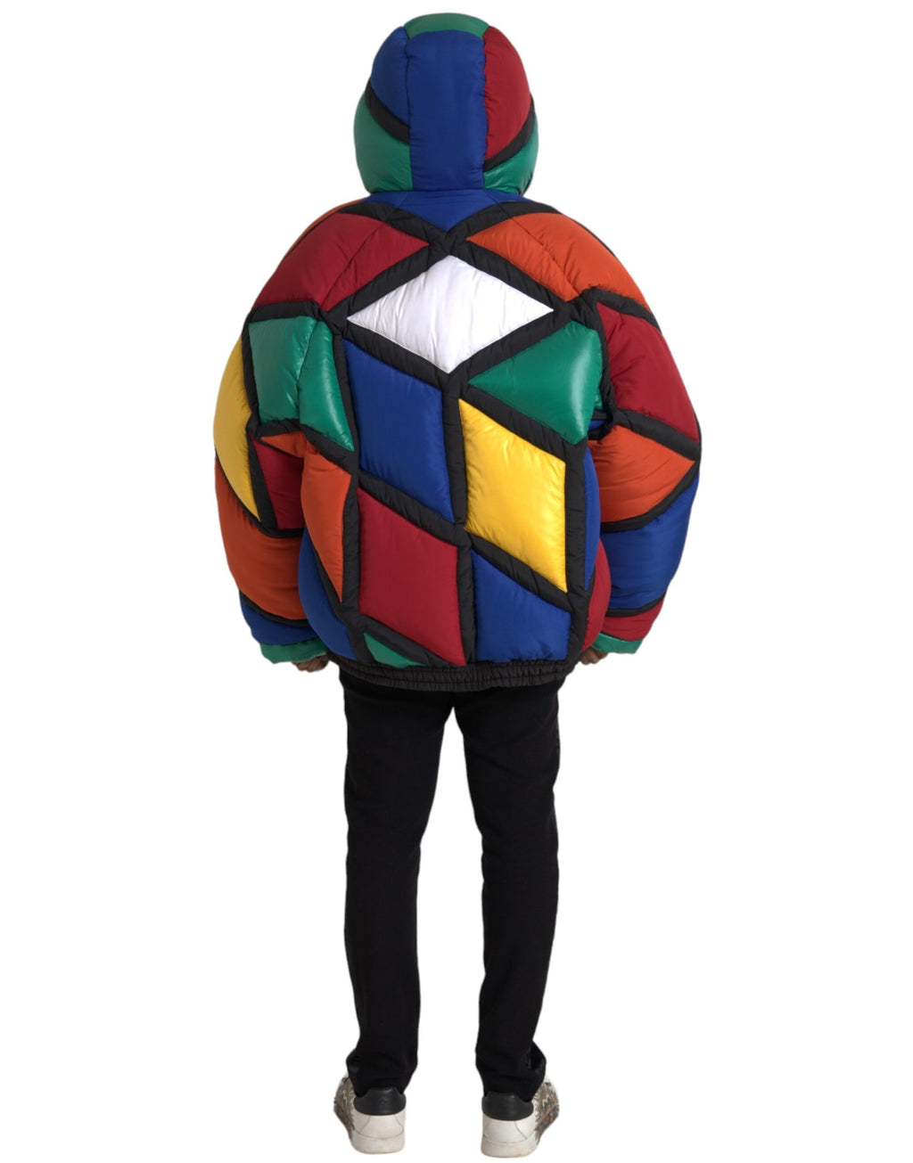 Doudoune matelassée Dolce & Gabbana à capuche multicolore, style chaud et tendance, vue en gros plan.