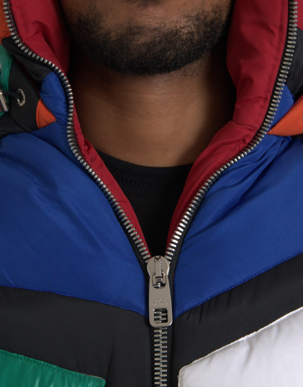 Doudoune matelassée Dolce & Gabbana à capuche multicolore, veste d'hiver puffer avec design coloré et chaud.