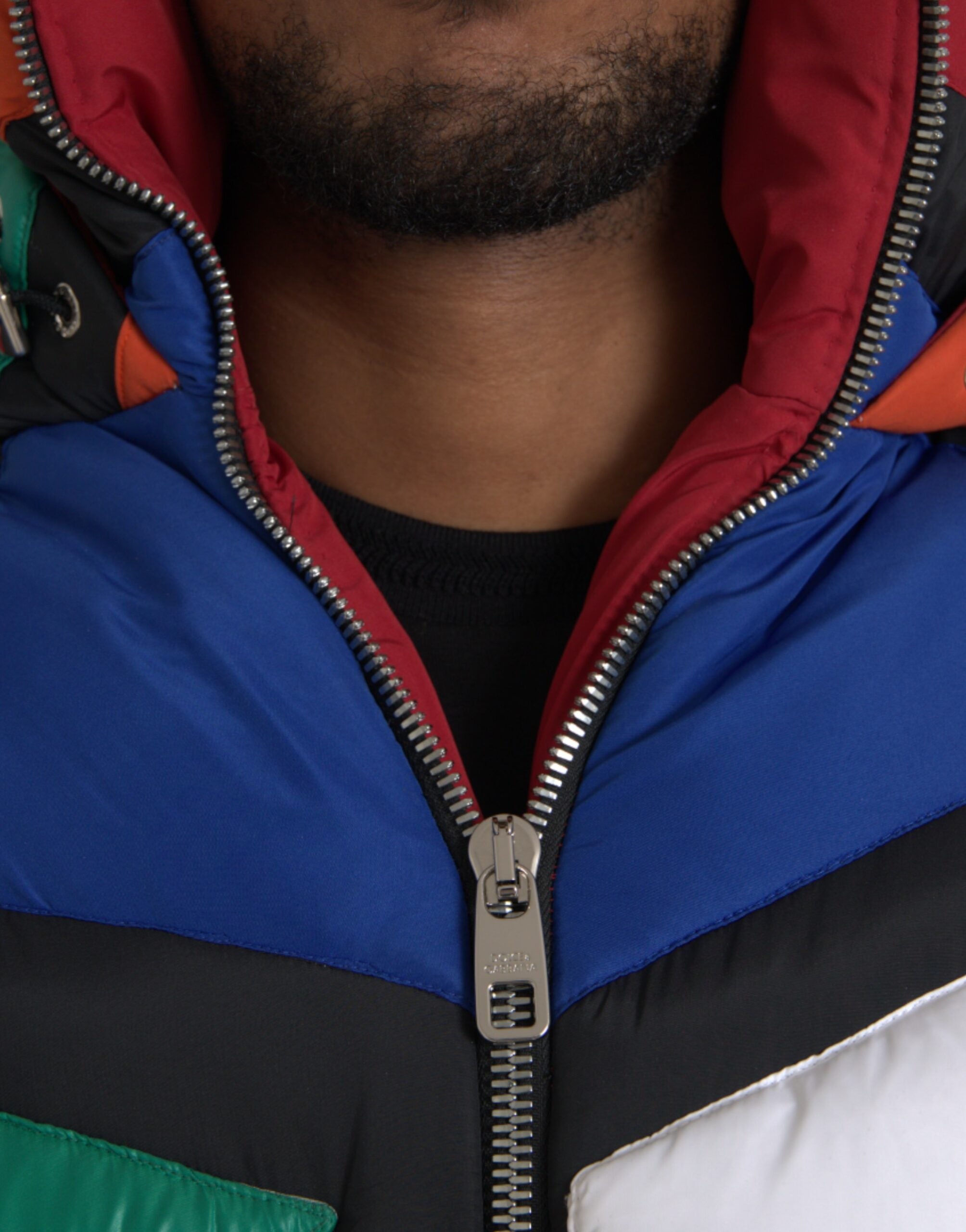 Doudoune matelassée Dolce & Gabbana à capuche multicolore, veste d'hiver puffer avec design coloré et chaud.