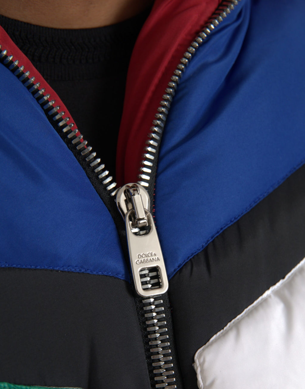 Veste matelassée à capuche Dolce & Gabbana multicolore, style puffer, avec couture quiltée et détails colorés.
