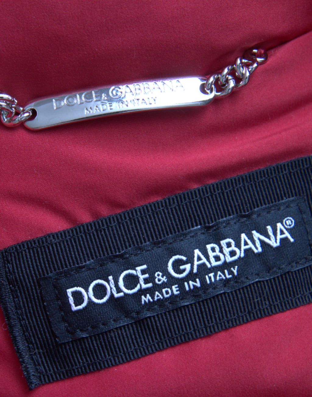 Doudoune matelassée multicolore avec capuche Dolce & Gabbana, veste chaude et élégante pour femmes.