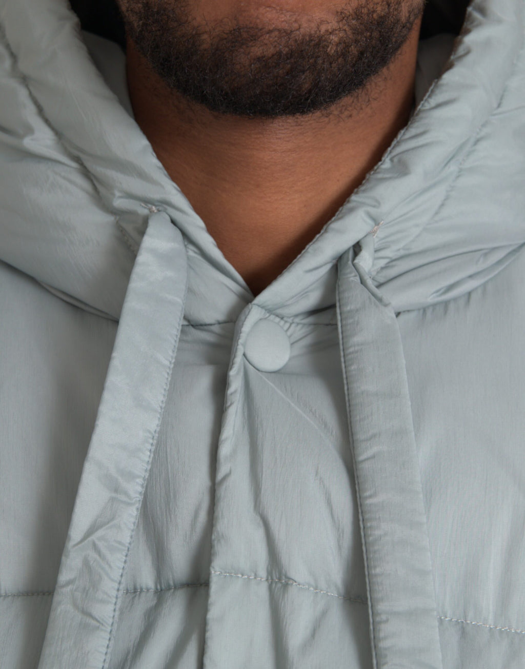 Veste matelassée à capuche Light Blue pour homme de Dolce & Gabbana, style puffer avec couture quiltée.