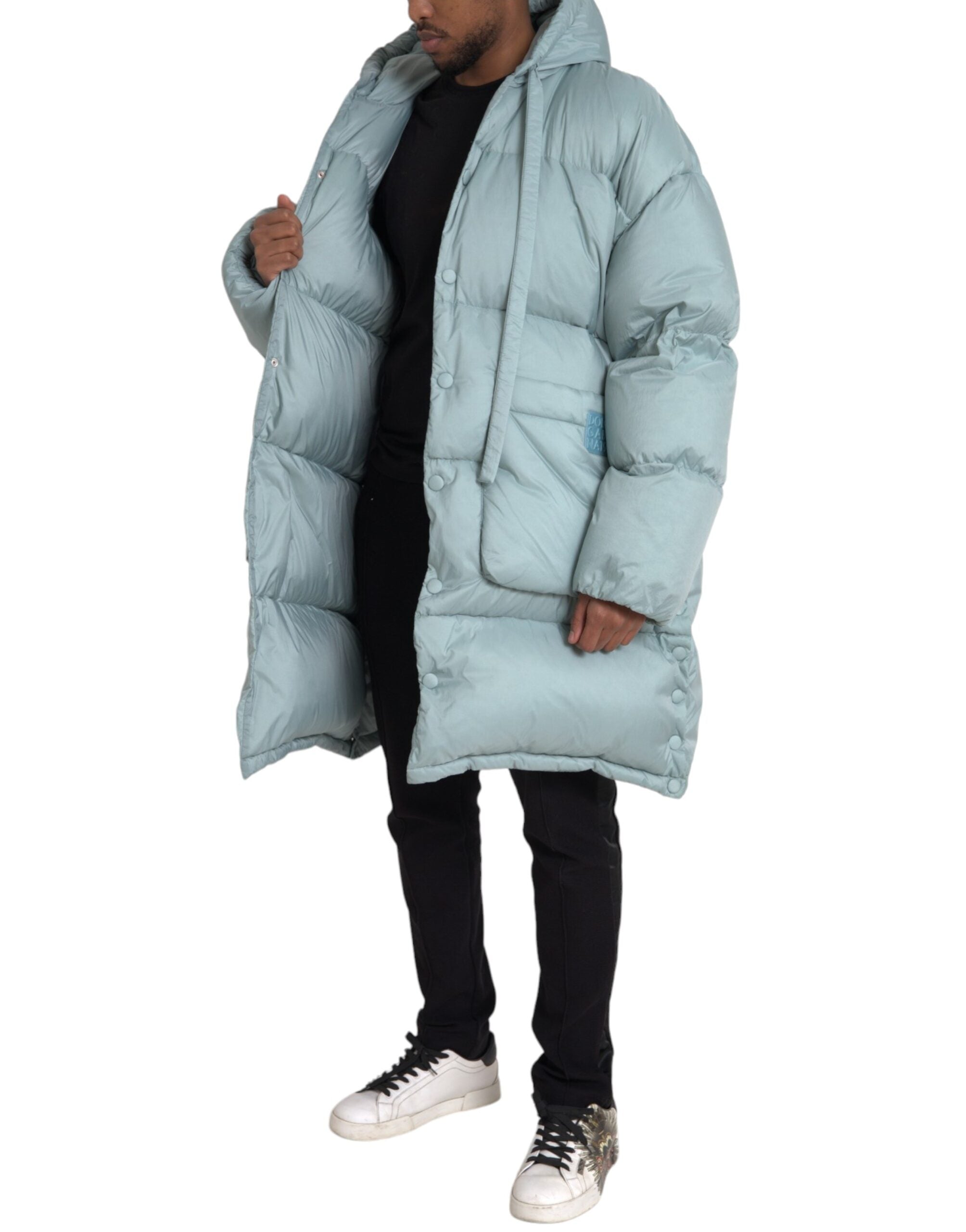 Veste puffer matelassée à capuche Light Blue de Dolce & Gabbana pour homme, style élégant et chaud.