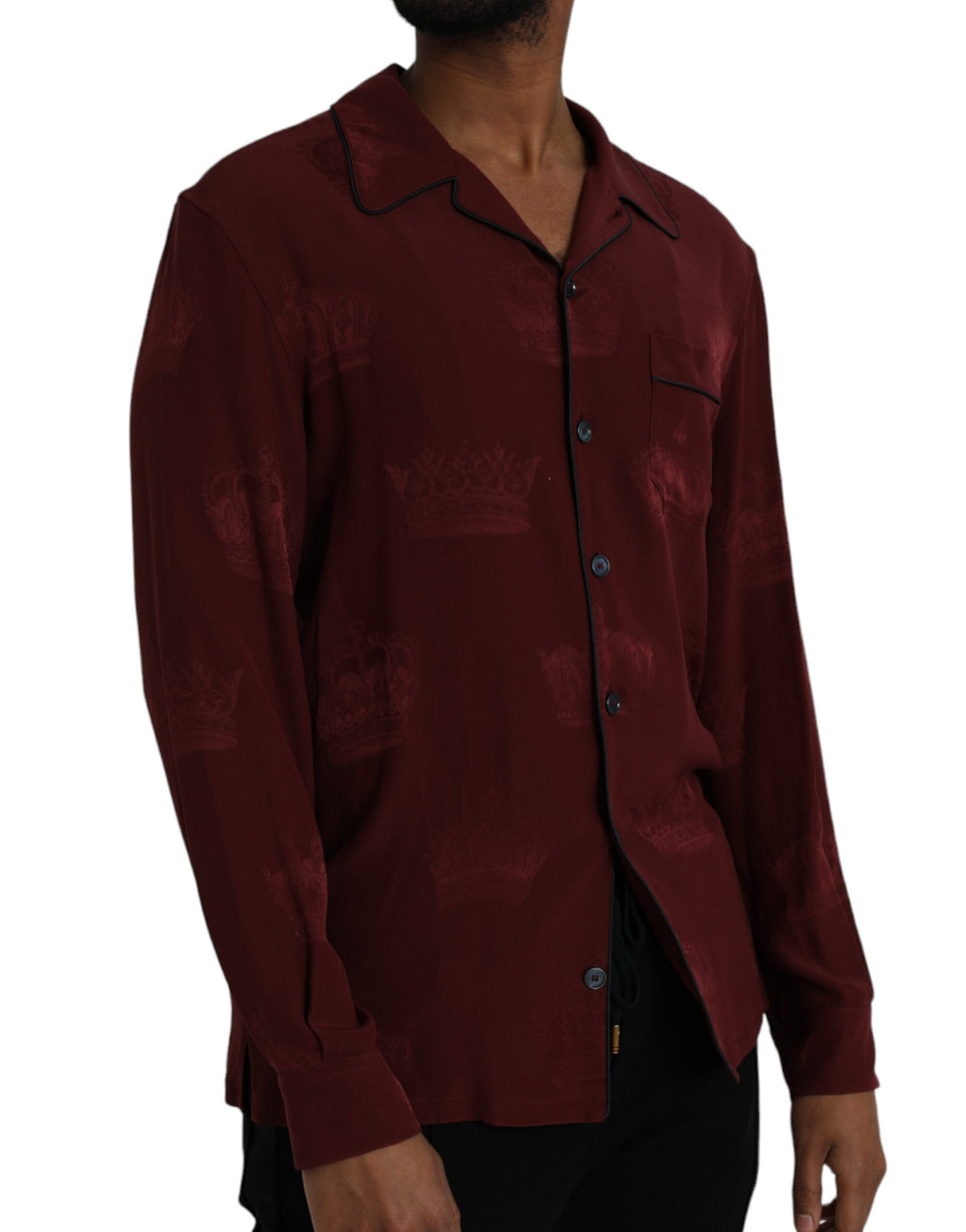 Chemise longue en soie jacquard bordeaux Dolce & Gabbana avec col en couronne, manches longues et motif élégant.