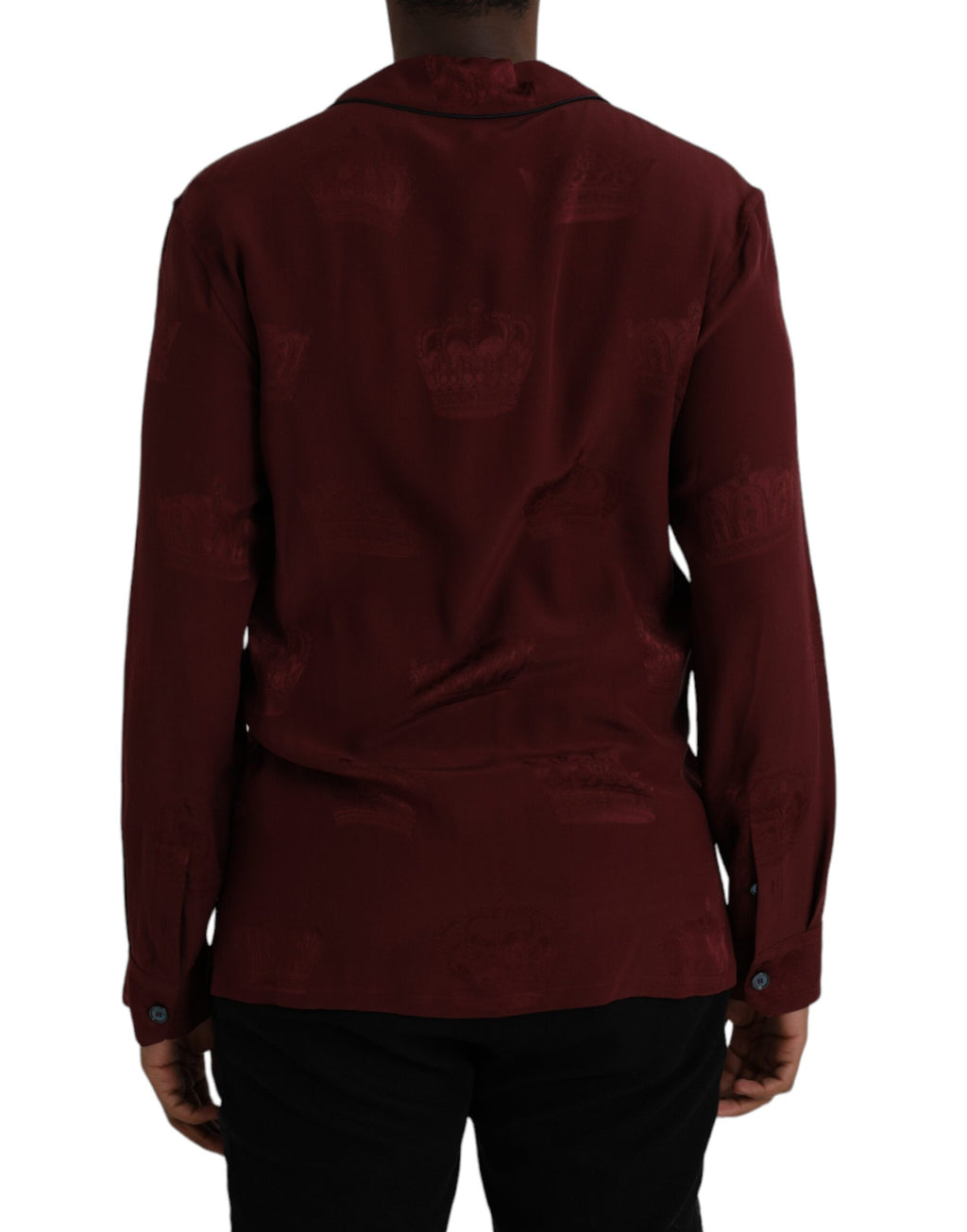 Chemise longue en soie Jacquard bordeaux avec motif couronne de Dolce & Gabbana, manches longues élégantes.