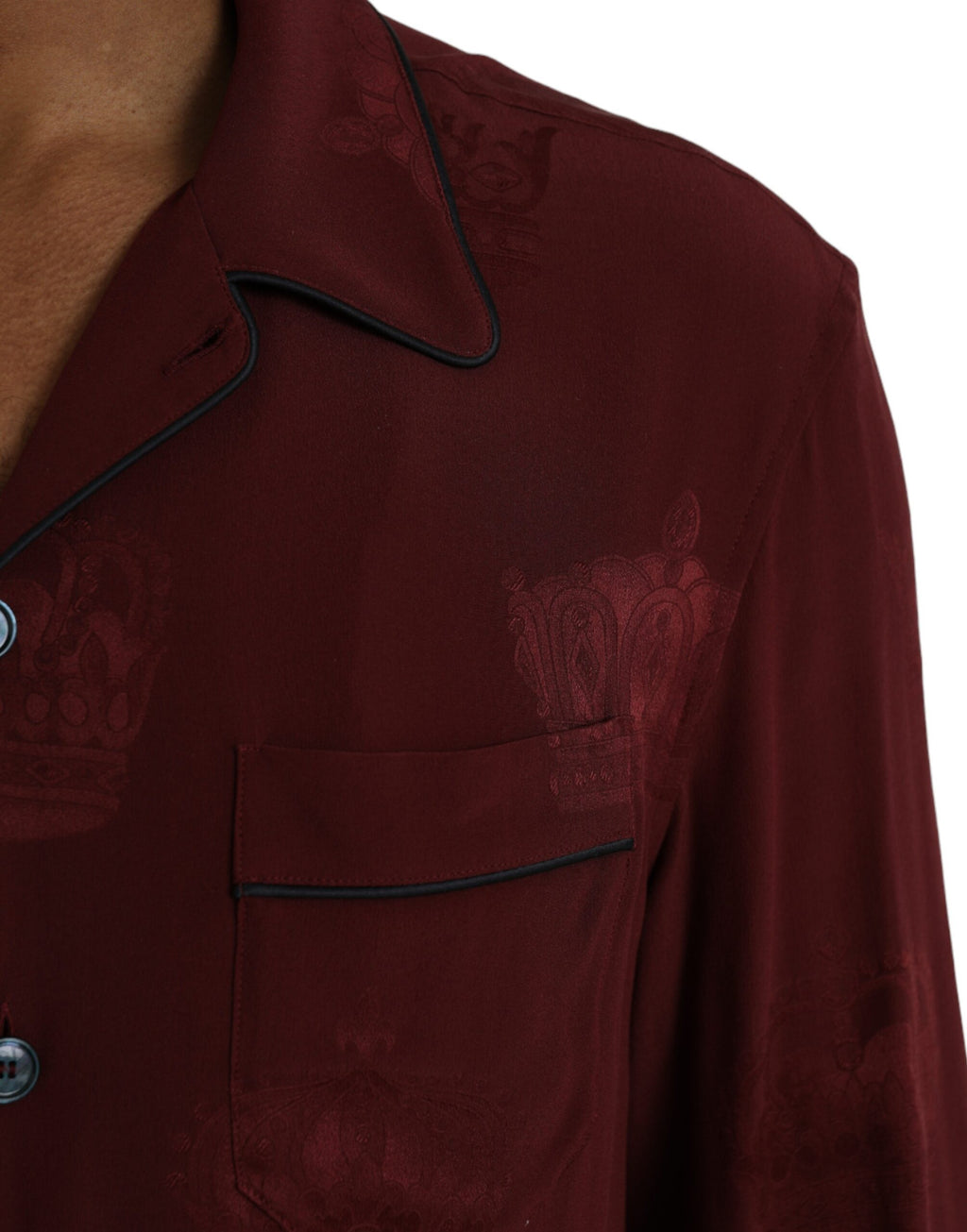 Chemise longue en jacquard de soie rouge bordeaux Dolce & Gabbana avec manches longues et motif couronne.