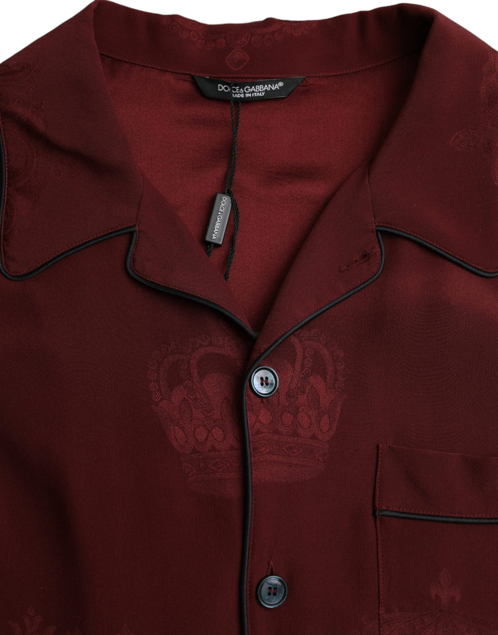 Chemise longue en soie jacquard bordeaux avec motif couronne de Dolce & Gabbana, manches longues et design élégant.