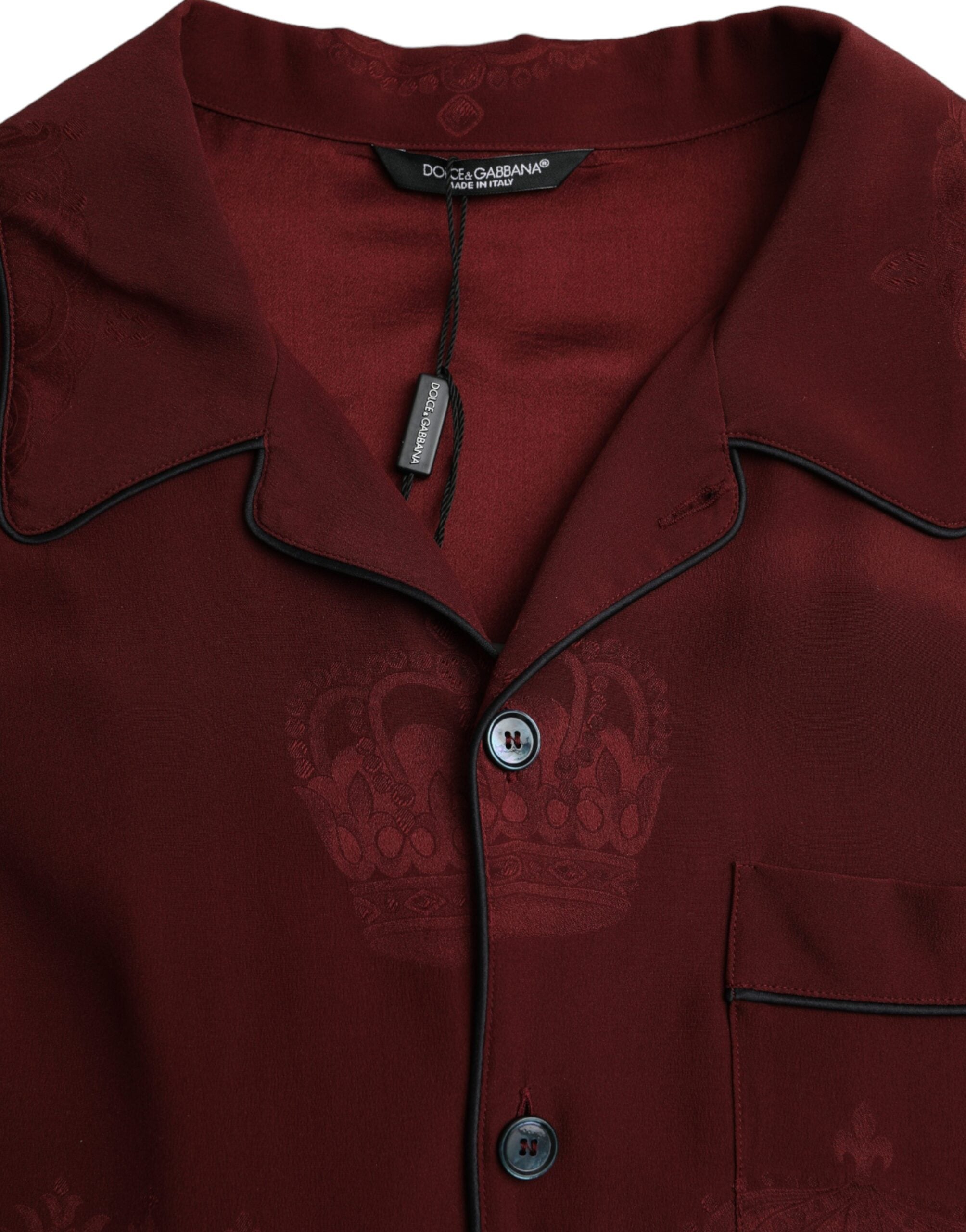 Chemise longue en soie jacquard bordeaux avec motif couronne de Dolce & Gabbana, manches longues et design élégant.