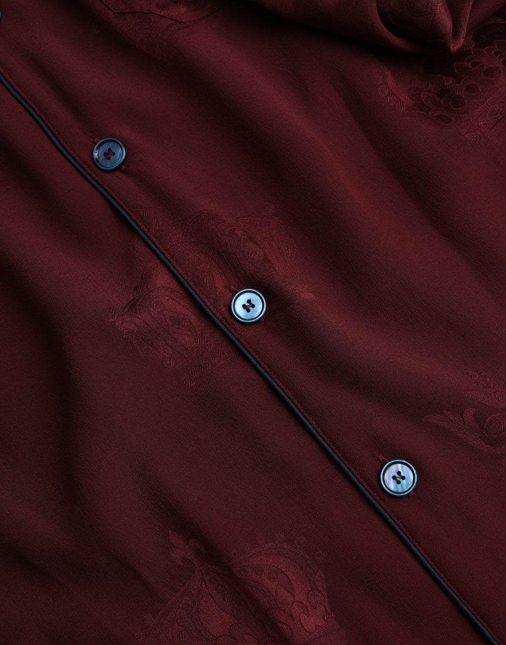 Chemise longue à manches longues en jacquard de soie couleur bordeaux et or avec motif couronne, par Dolce & Gabbana