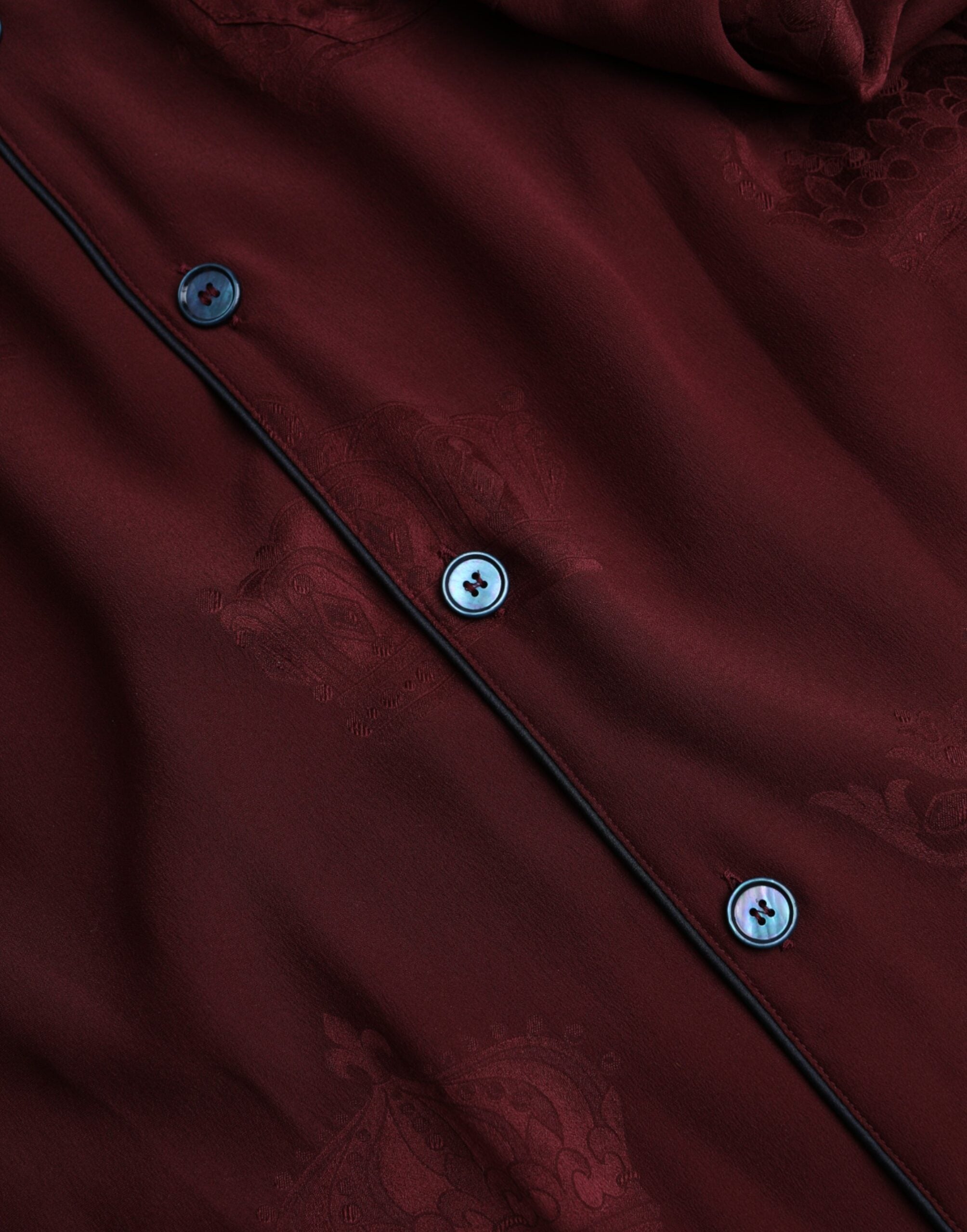 Chemise longue à manches longues en jacquard de soie couleur bordeaux et or avec motif couronne, par Dolce & Gabbana