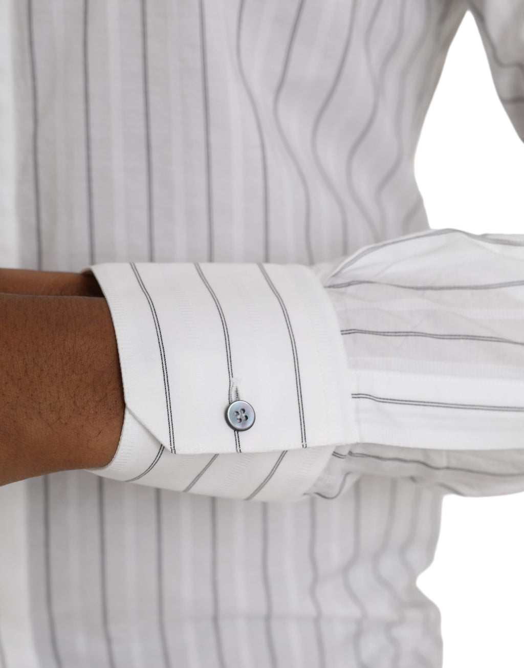 Robe formelle noire et blanche à rayures avec chemise en or de la marque Dolce & Gabbana, portée pour une occasion élégante.