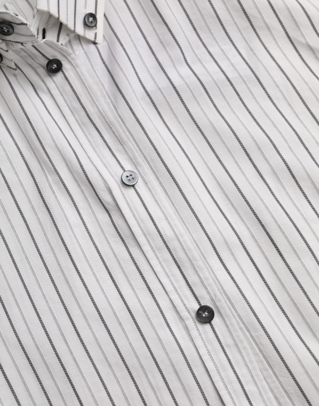 Robe de soirée formelle noire et blanche à rayures de Dolce & Gabbana, avec chemise en or élégante.