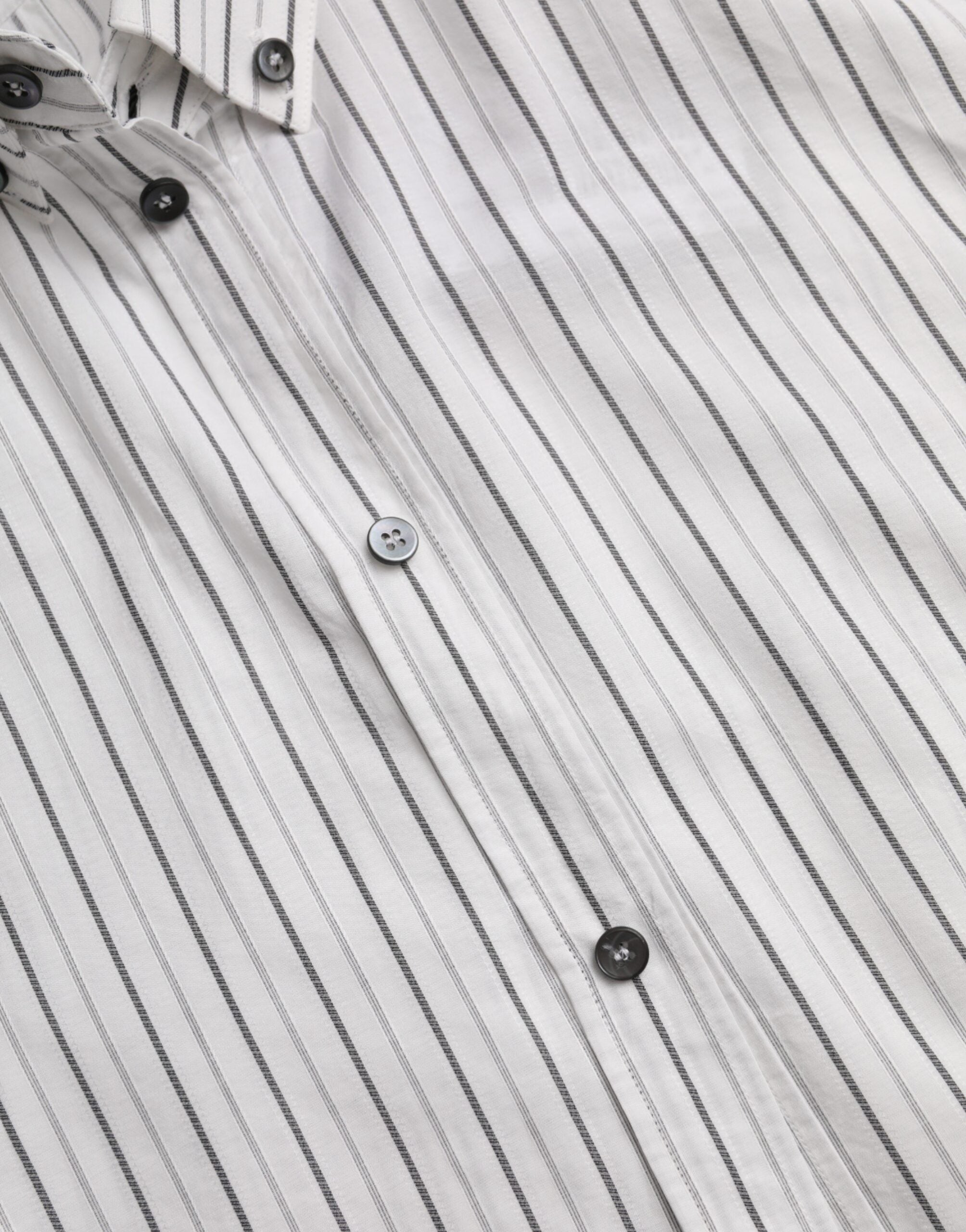 Robe de soirée formelle noire et blanche à rayures de Dolce & Gabbana, avec chemise en or élégante.