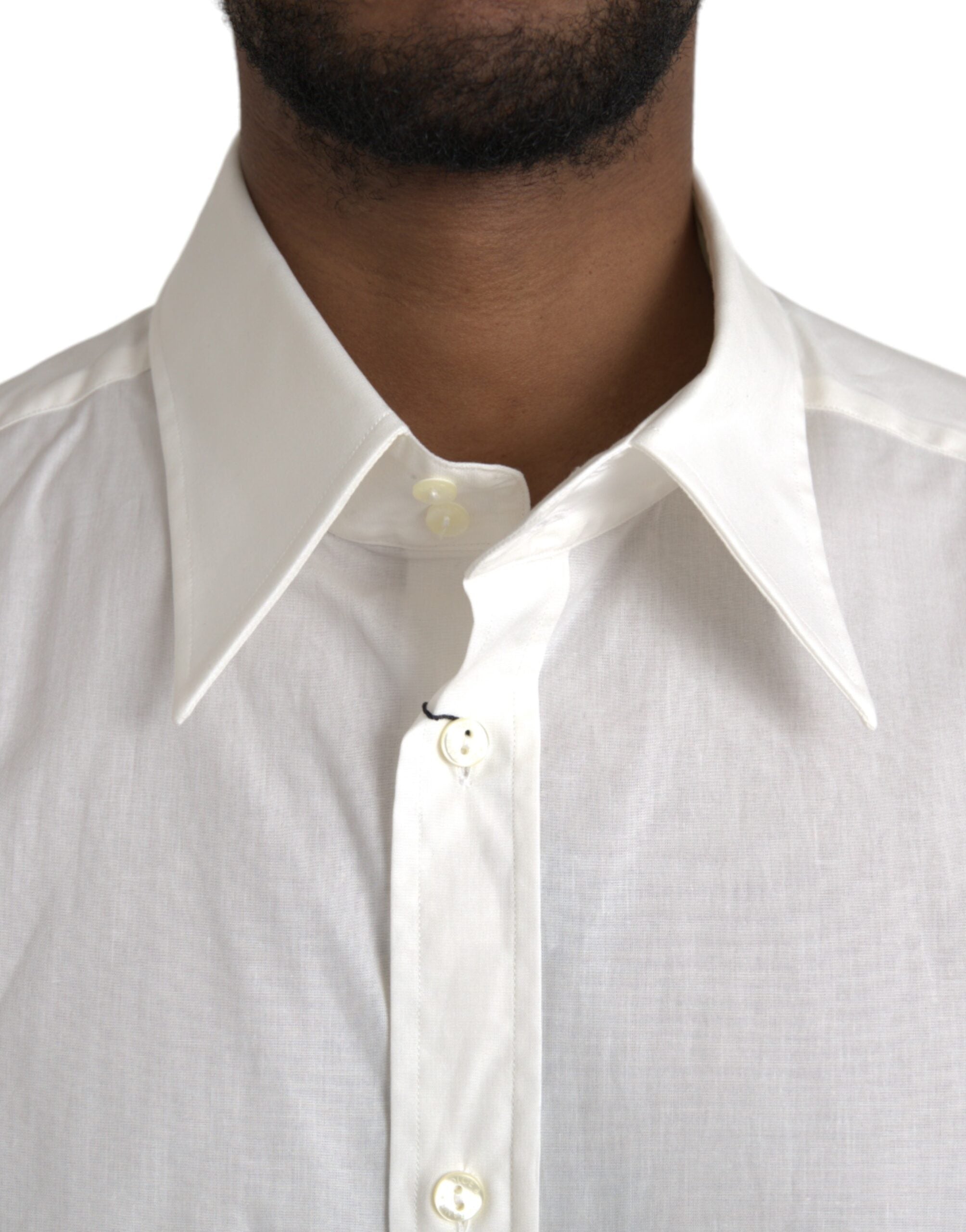 Robe blanche en coton Dolce & Gabbana avec coupe slim, accompagnée d'une chemise or élégante.