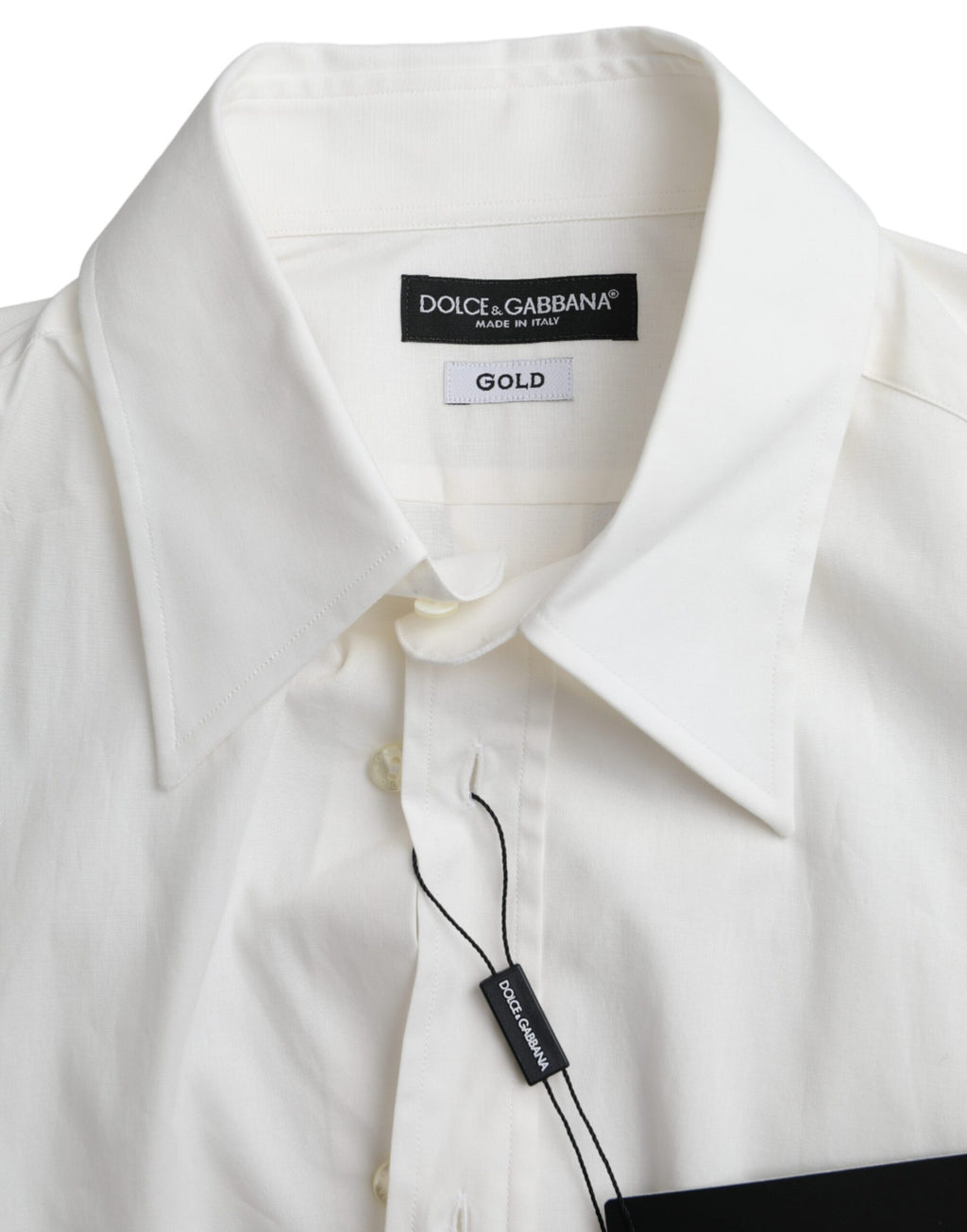 Robe blanche en coton Dolce & Gabbana avec coupe slim, accompagnée d'une chemise en or.