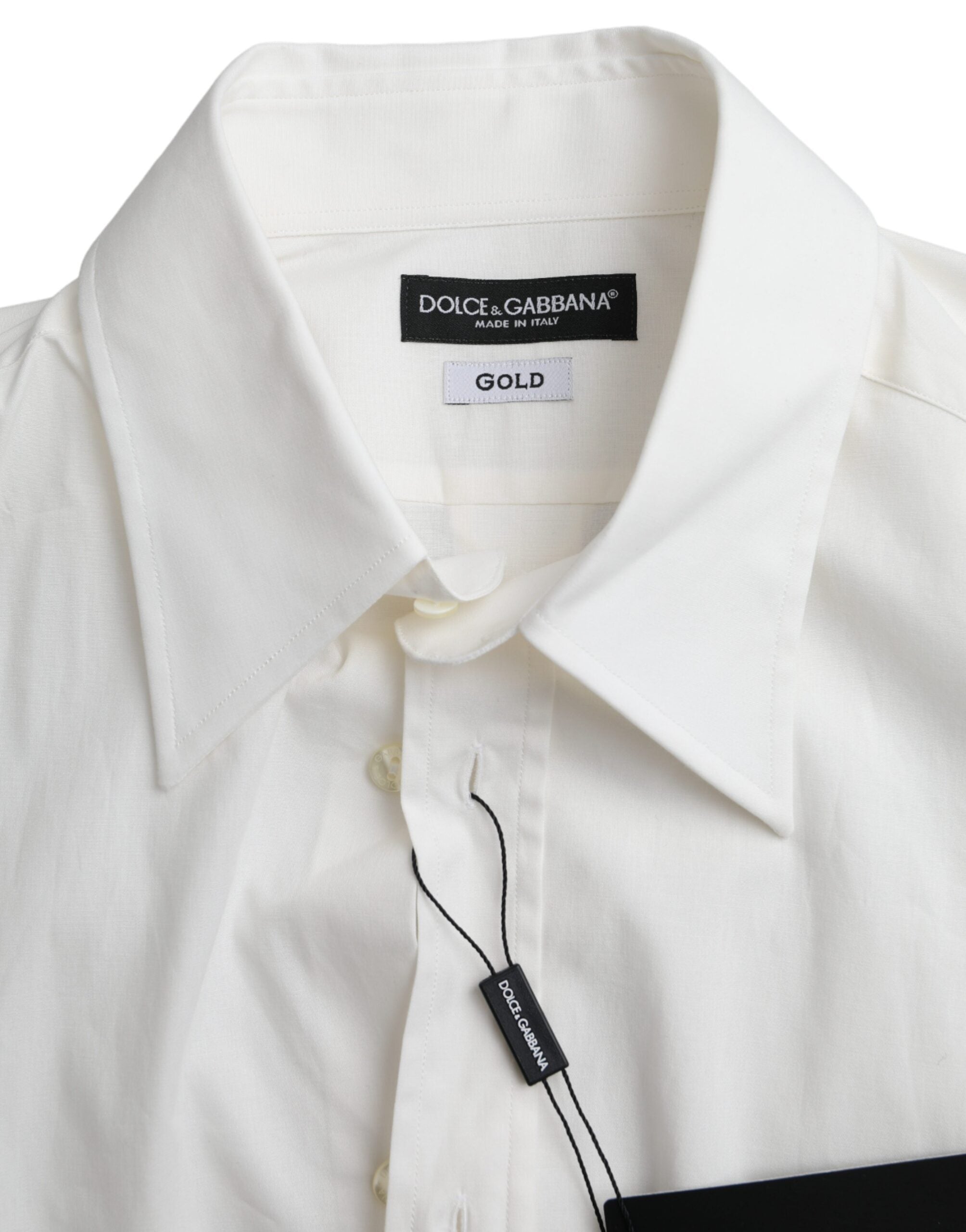 Robe blanche en coton Dolce & Gabbana avec coupe slim, accompagnée d'une chemise en or.