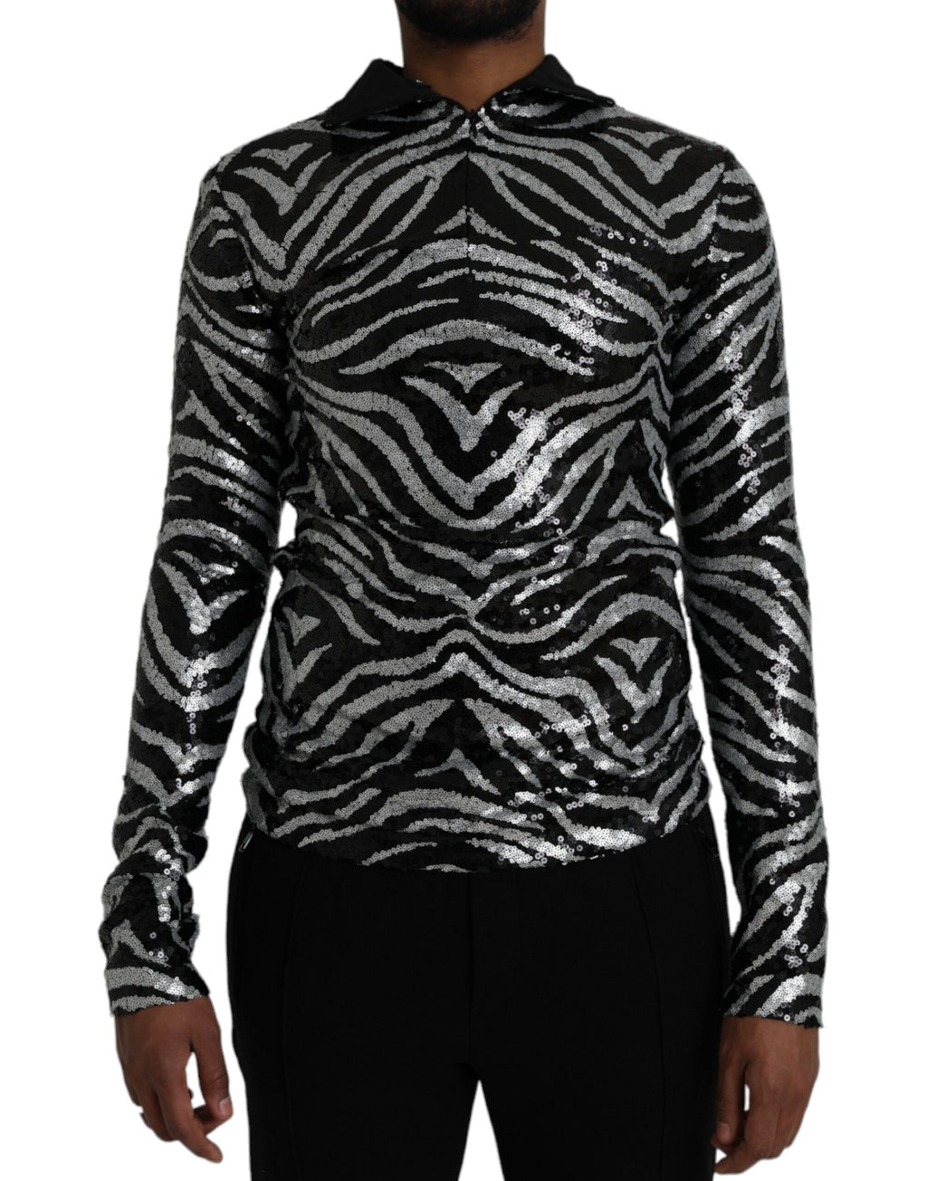 Pull en polyester noir et argenté Dolce & Gabbana avec sequins, style élégant et brillant, porté comme vêtement de mode.
