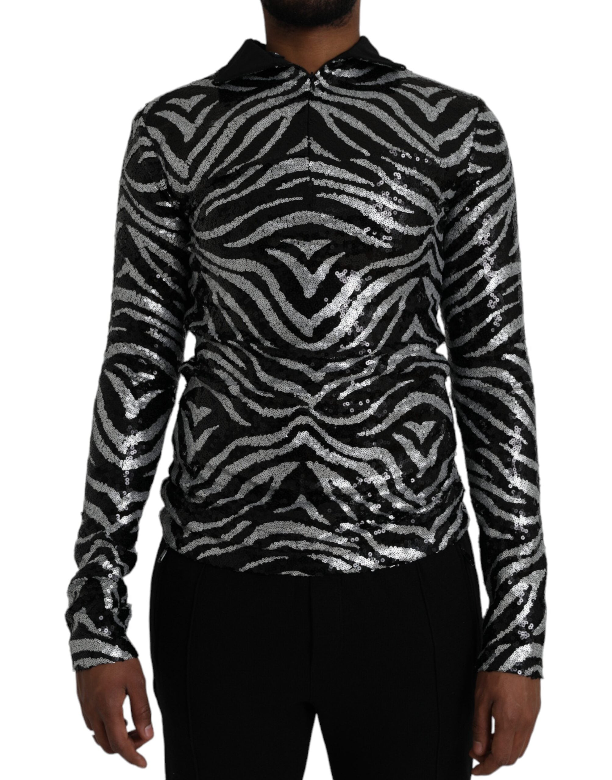 Pull en polyester noir et argenté Dolce & Gabbana avec sequins, style élégant et brillant, porté comme vêtement de mode.