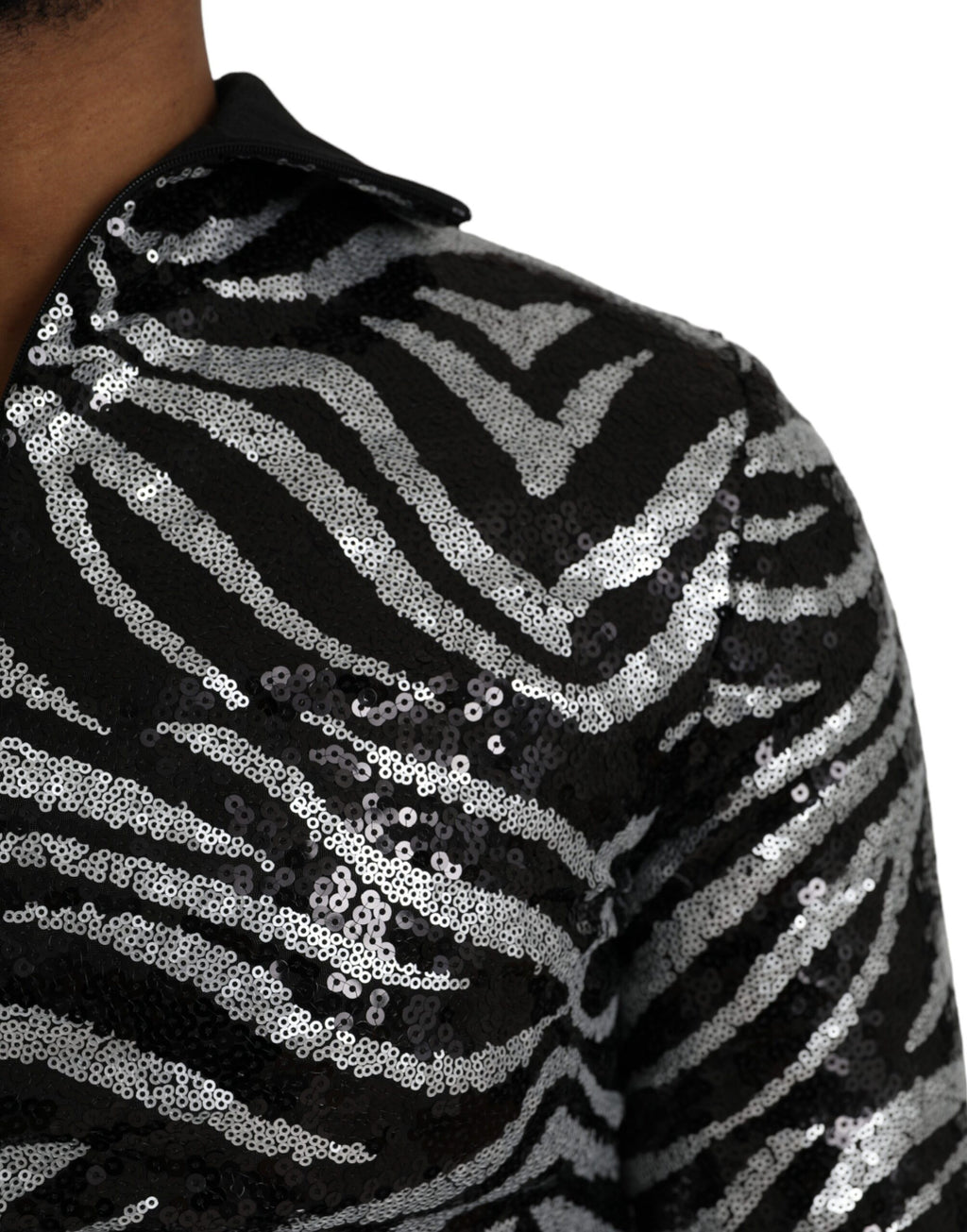 Pull en polyester noir et argenté Dolce & Gabbana avec sequins, style élégant et brillant, visible avec détails en tissu et couture.