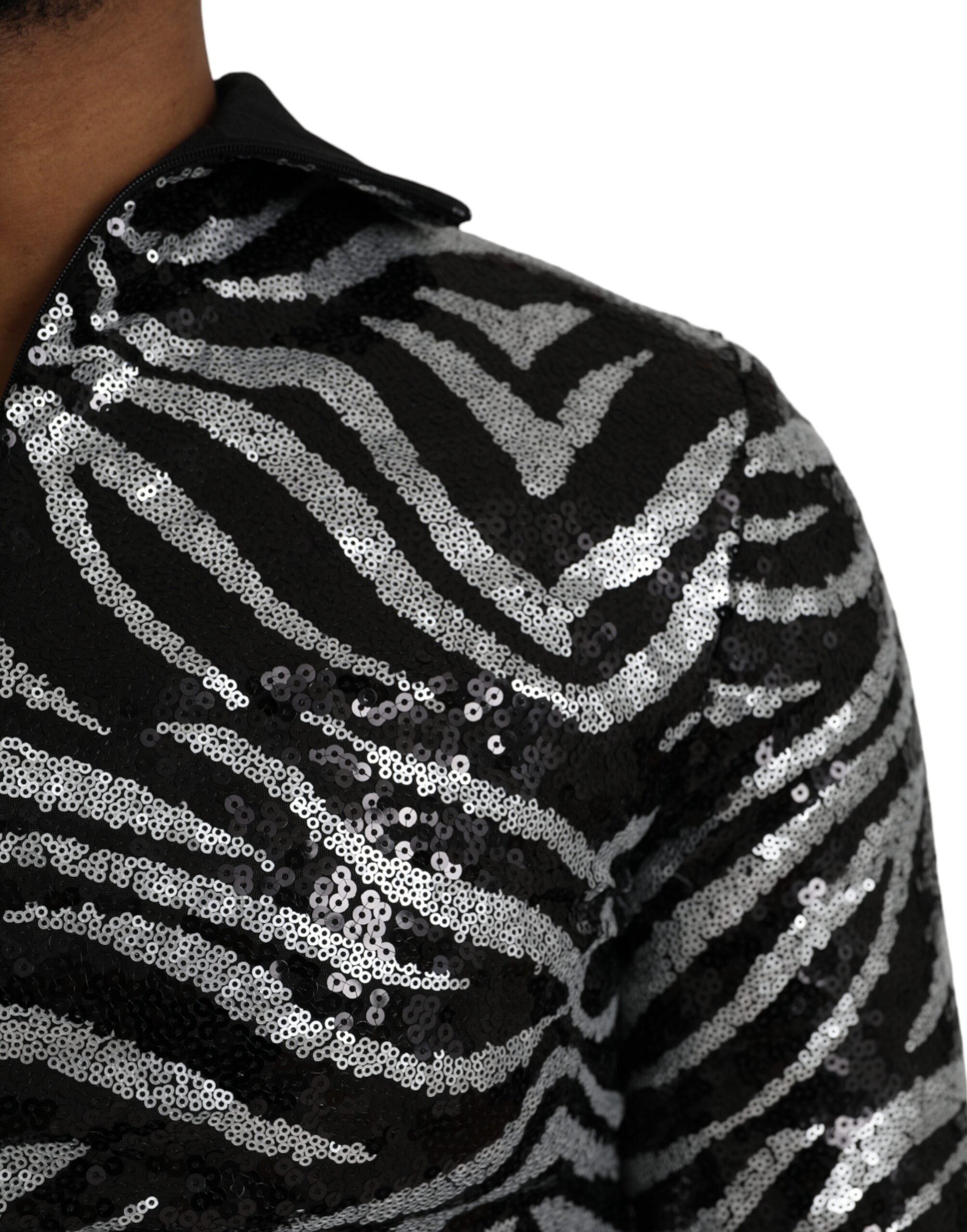Pull en polyester noir et argenté Dolce & Gabbana avec sequins, style élégant et brillant, visible avec détails en tissu et couture.