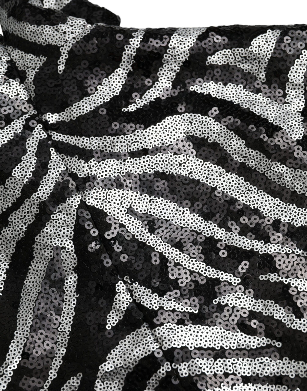 Pull Dolce & Gabbana noir en polyester avec sequins argentés, doux et élégant, porté sur un mannequin.