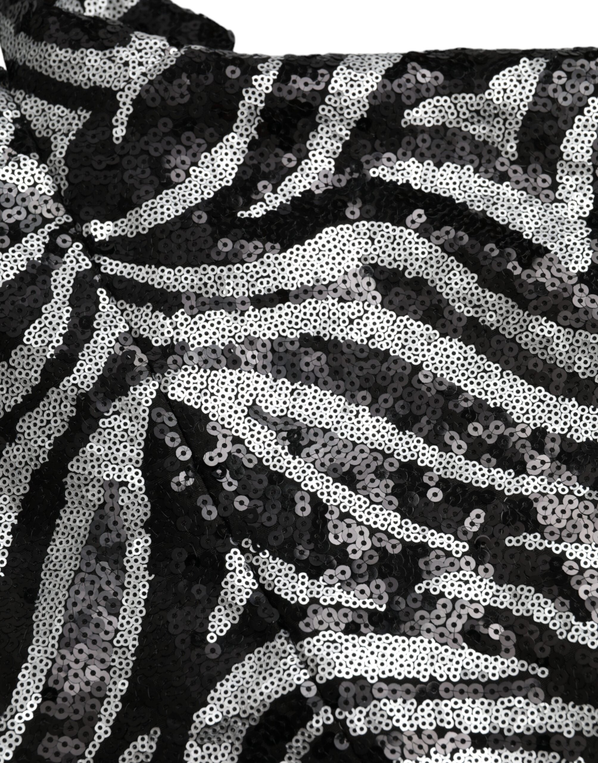 Pull Dolce & Gabbana noir en polyester avec sequins argentés, doux et élégant, porté sur un mannequin.