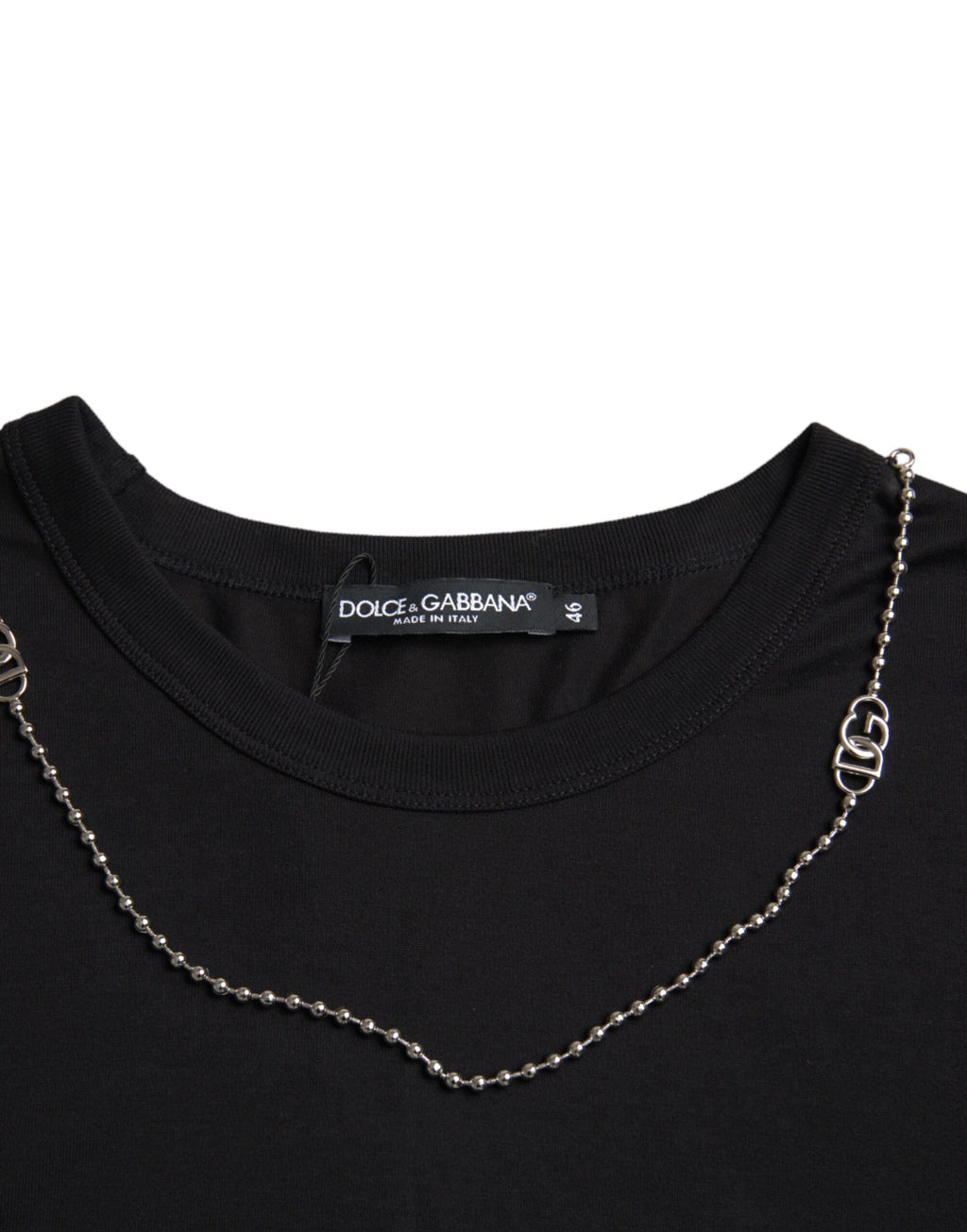T-shirt noire Dolce & Gabbana en coton avec chaîne argentée à manches courtes, style moderne et élégant.