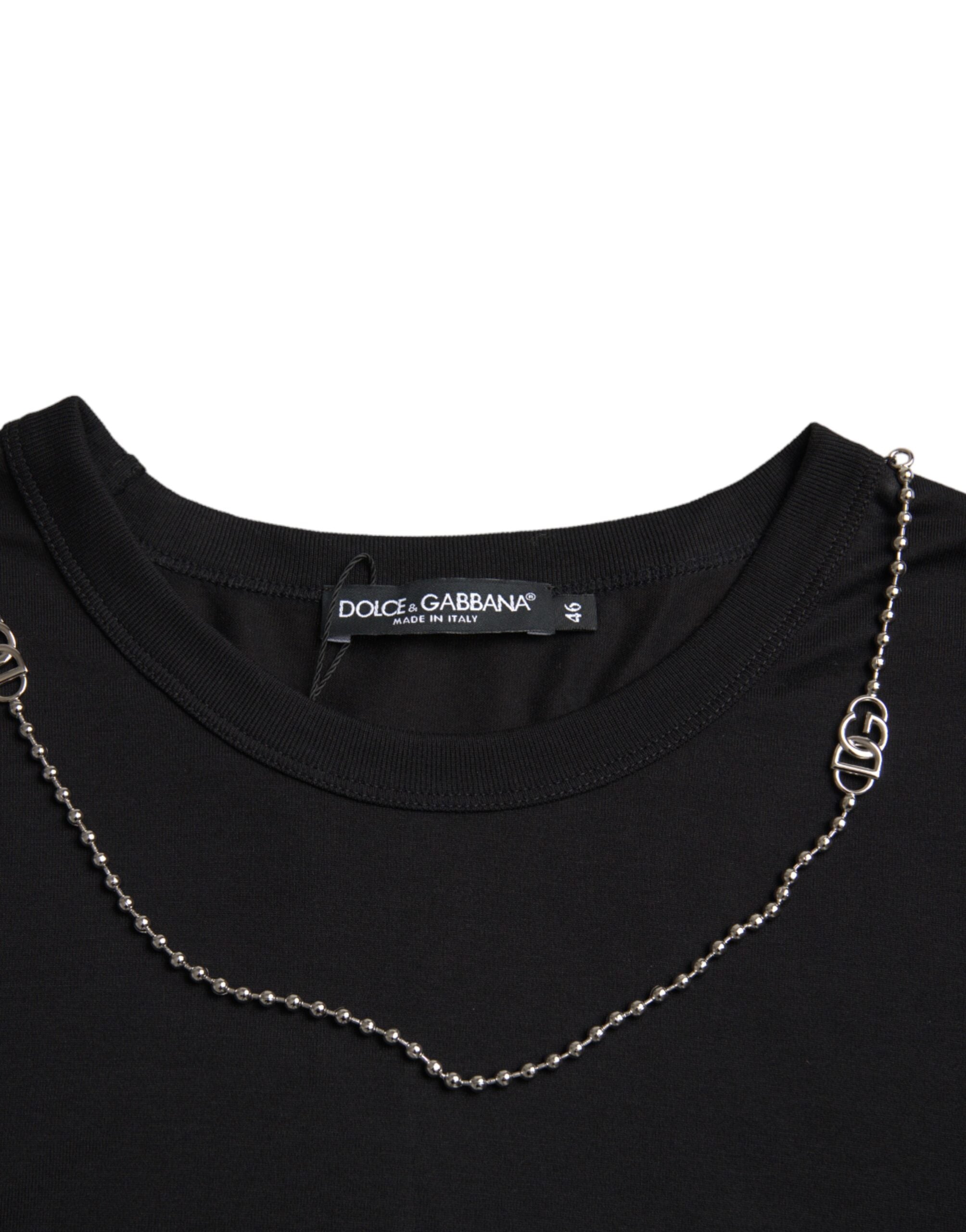 T-shirt noire Dolce & Gabbana en coton avec chaîne argentée à manches courtes, style moderne et élégant.