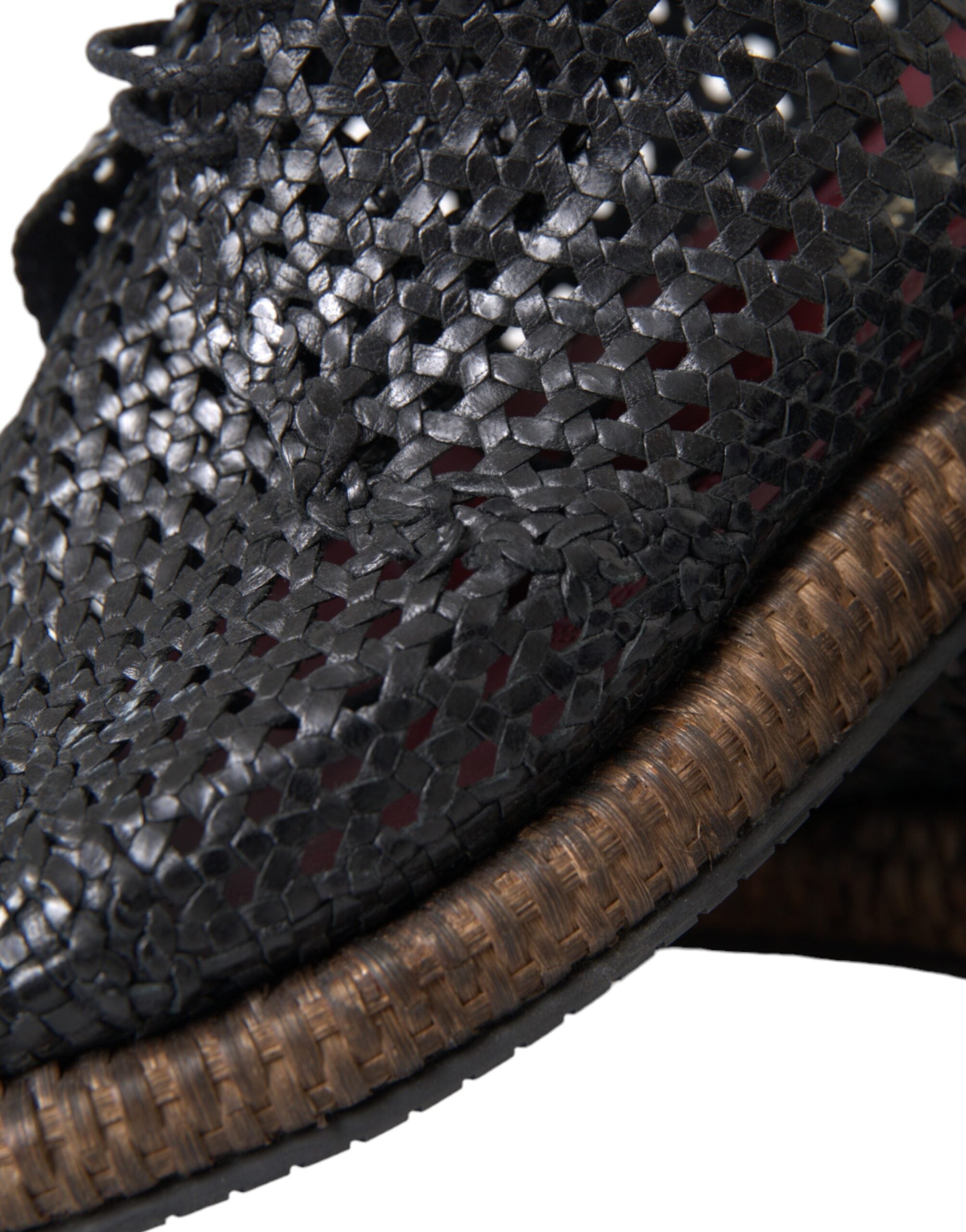 Chaussures Derby noires en cuir de chèvre tissé avec lacets de la marque Dolce & Gabbana, vue de face.