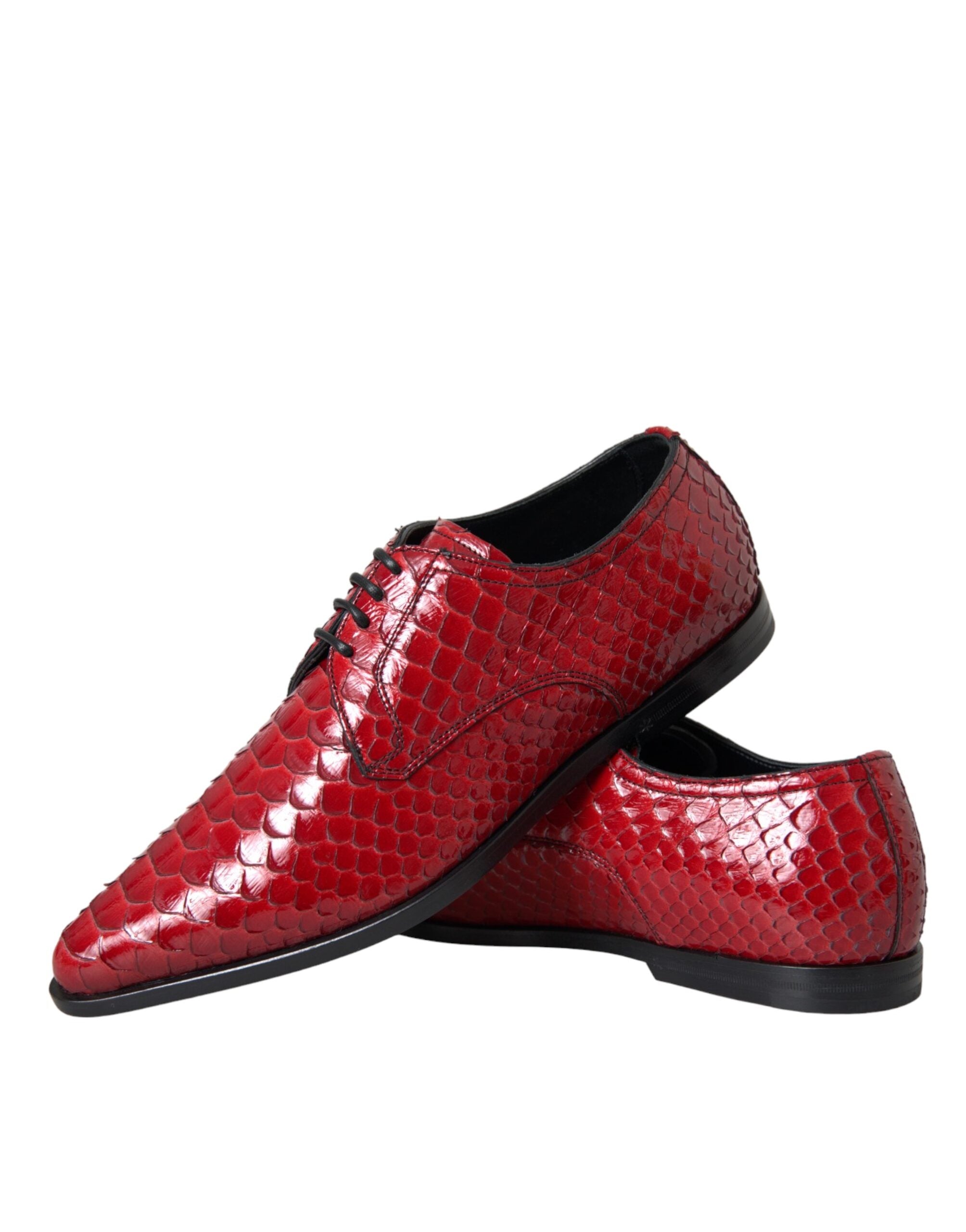 Chaussures Derby pour homme Dolce & Gabbana, chaussures formelles rouges en vernis texturé, style élégant et sophistiqué.