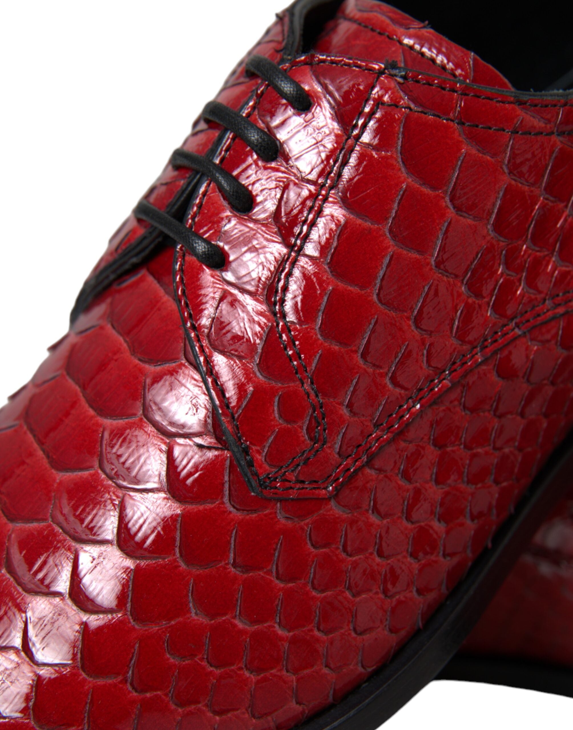 Chaussures derby pour homme Dolce & Gabbana en cuir verni rouge, finition texturée, chaussures formelles élégantes.