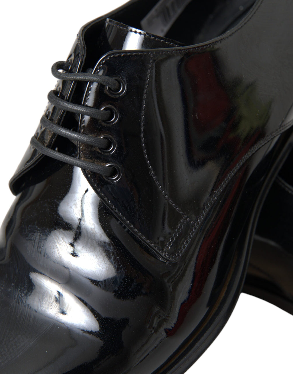Chaussures derby noires en cuir verni Dolce & Gabbana pour une tenue formelle élégante, vues de face sur fond blanc.