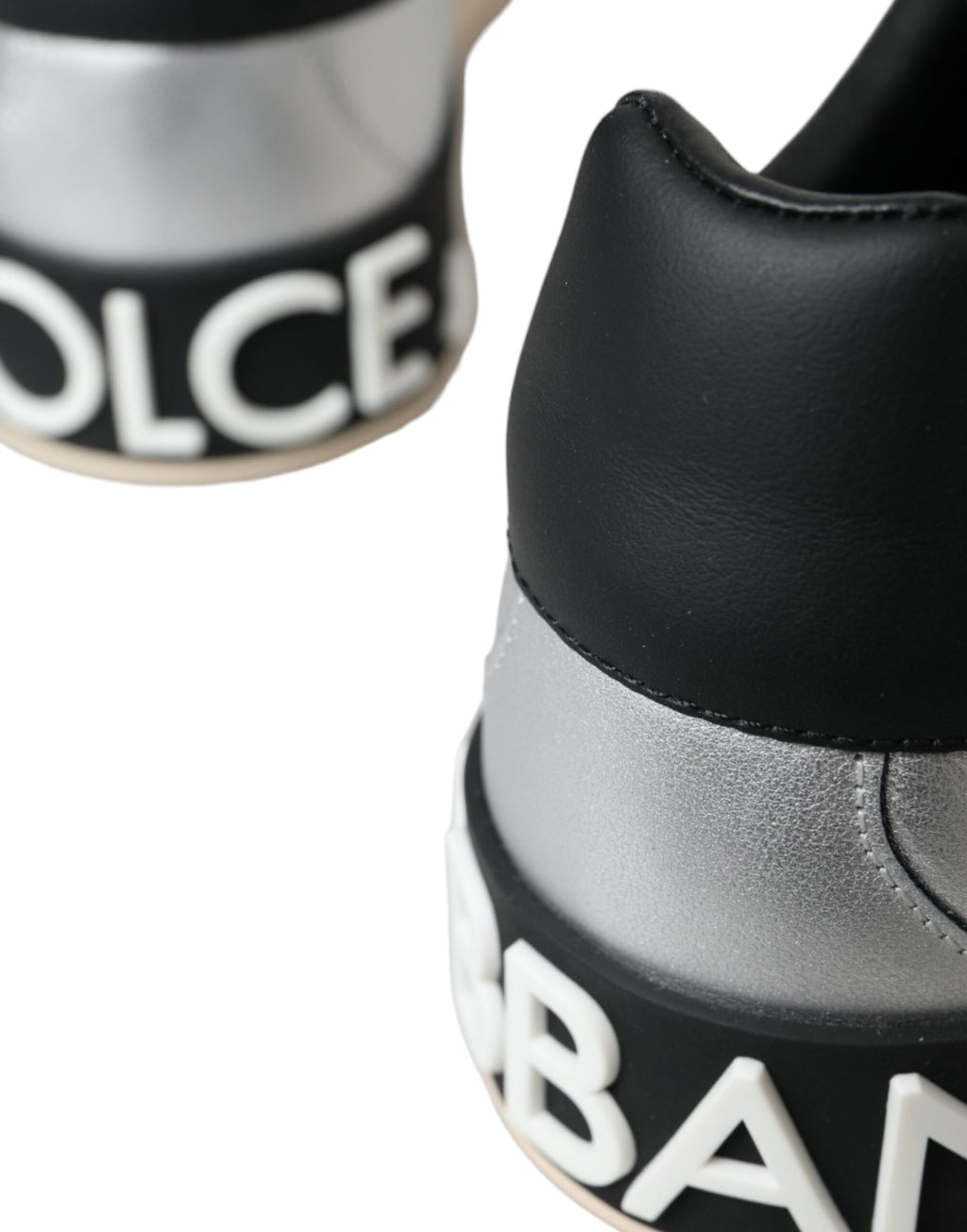 Chaussures pour hommes Dolce & Gabbana Portofino en cuir de veau argenté, sneakers élégants et modernes.