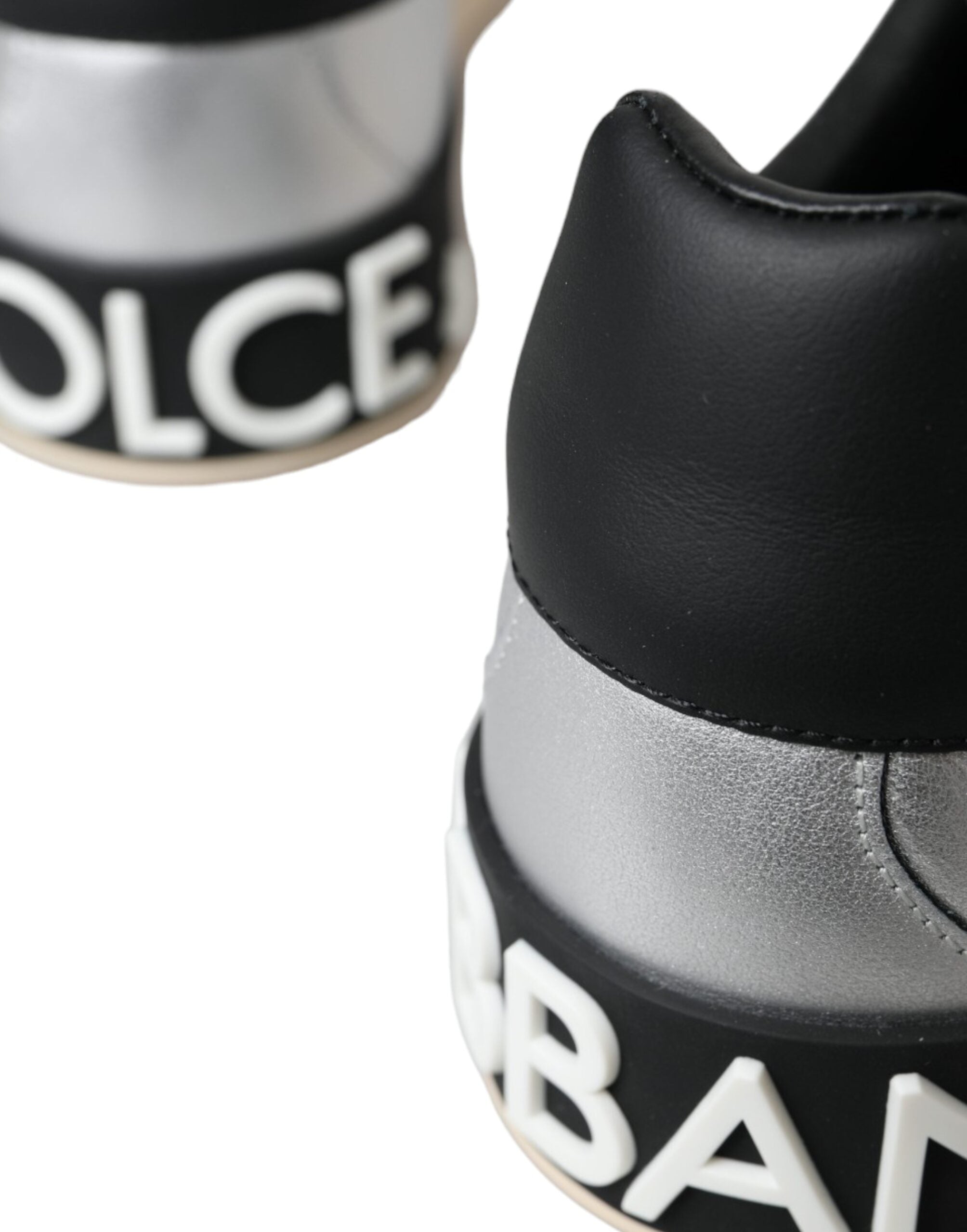 Chaussures pour hommes Dolce & Gabbana Portofino en cuir de veau argenté, sneakers élégants et modernes.