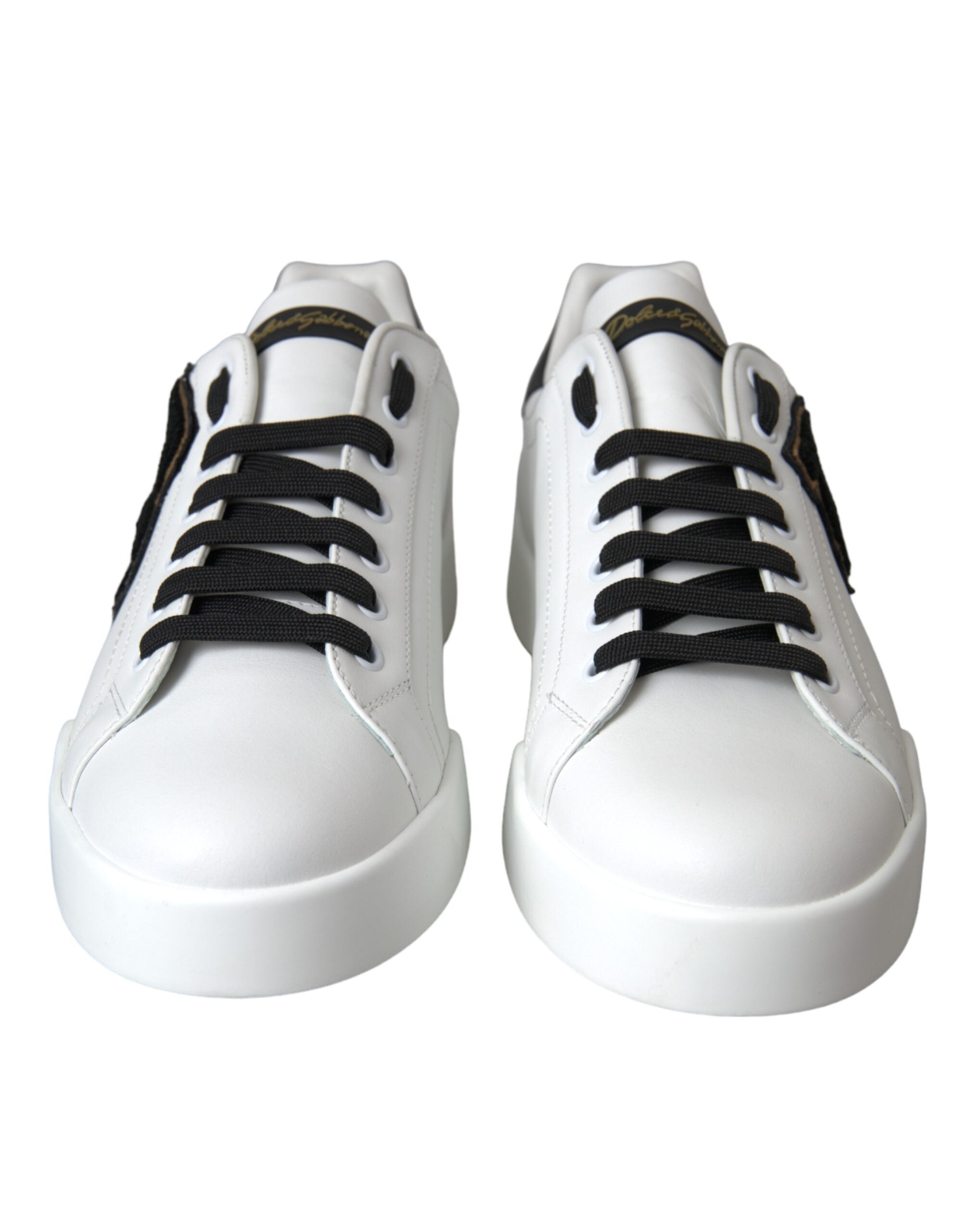 Chaussures sneakers basses en cuir blanc Dolce & Gabbana avec logo DG, style décontracté et confortable.