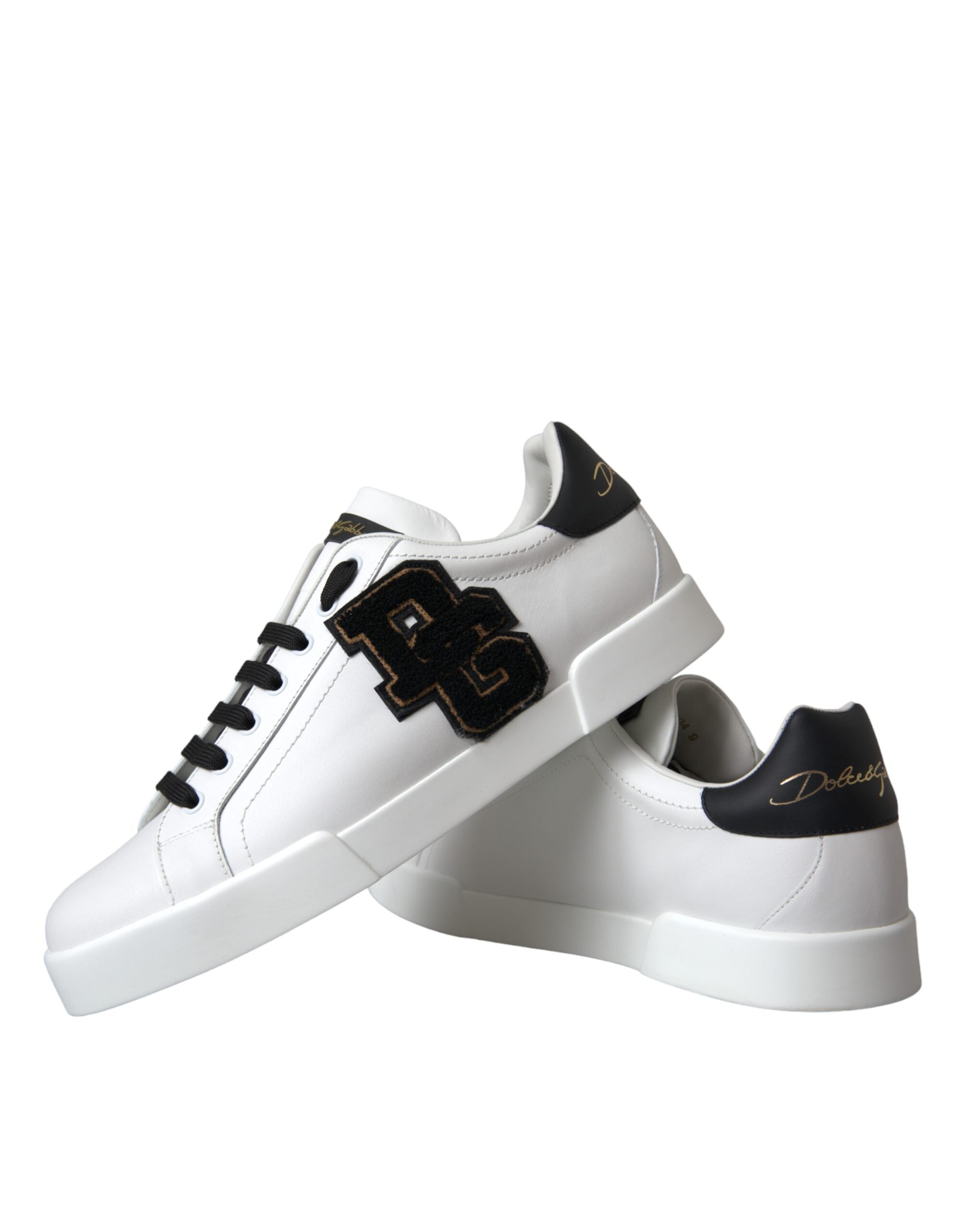 Chaussures sneakers basses blanches en cuir Dolce & Gabbana avec logo DG, style décontracté et confortable.