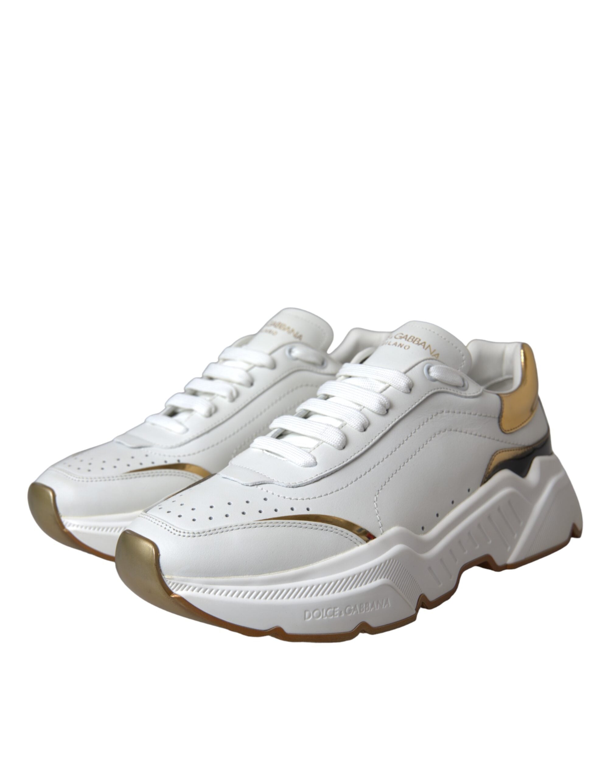 Chaussures sneakers en cuir blanc Dolce & Gabbana DAYMASTER avec détails en or, vue de face.