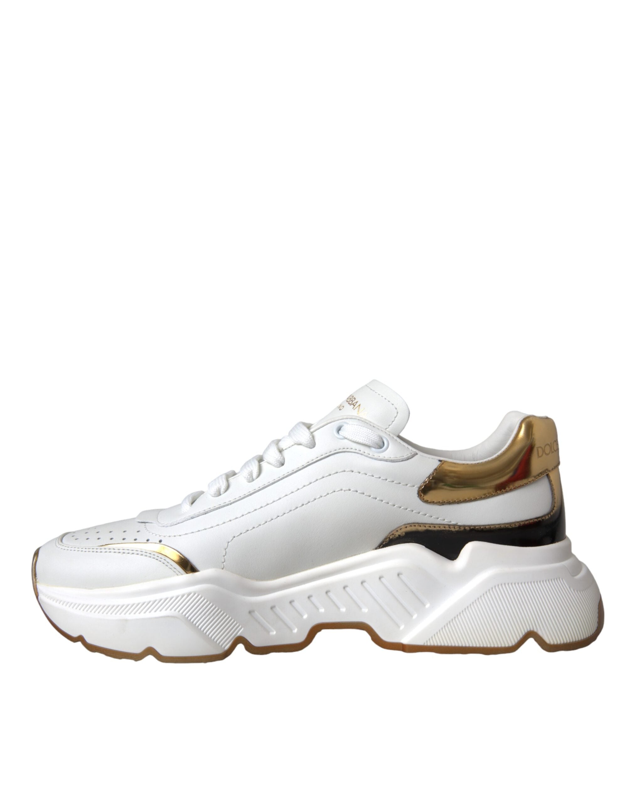 Chaussures sneakers Dolce & Gabbana Daymaster en cuir blanc et or avec détails élégants, vue de face.