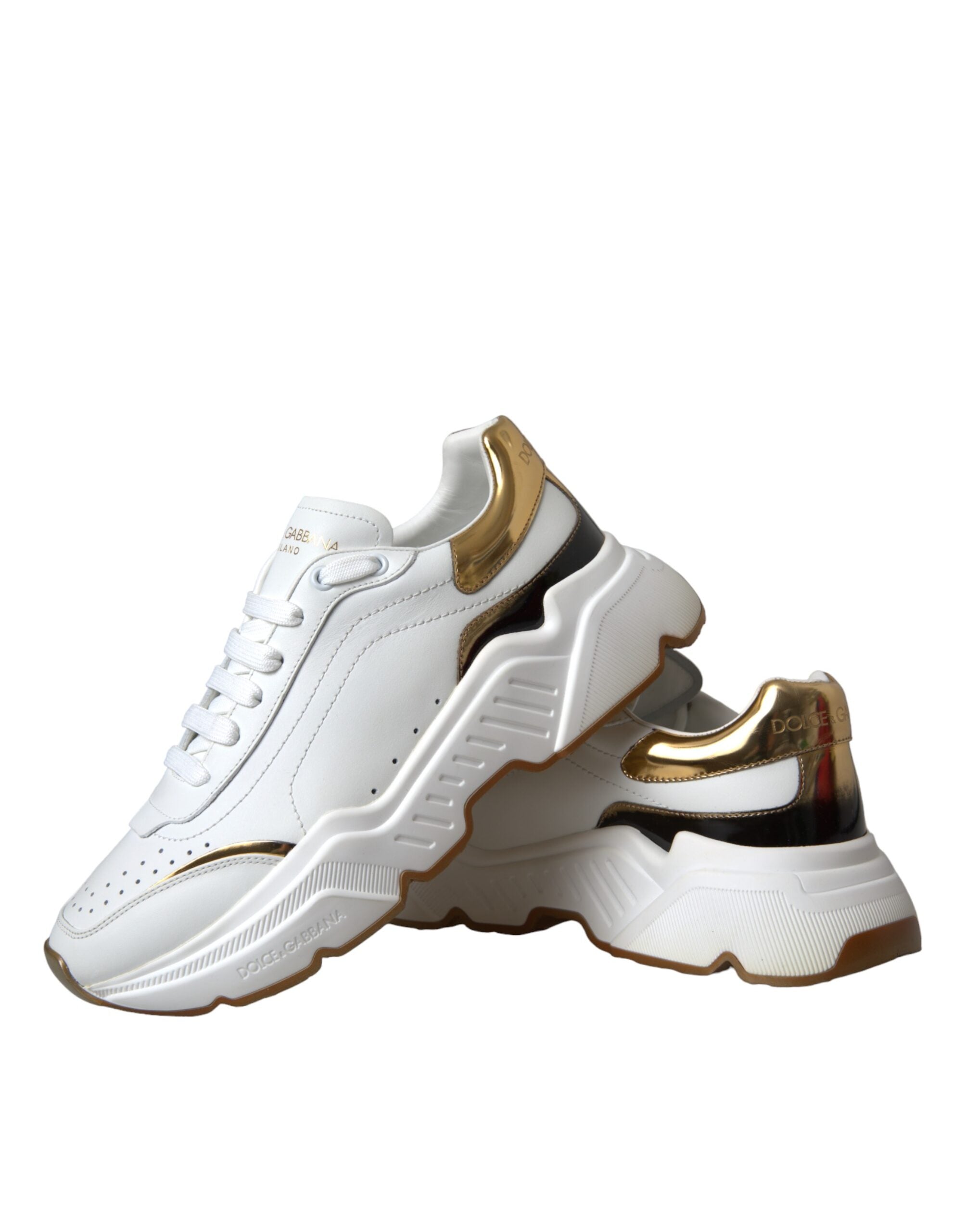 Chaussures sneakers en cuir blanc Dolce & Gabbana Daymaster avec détails en or, vue de face sur fond blanc.