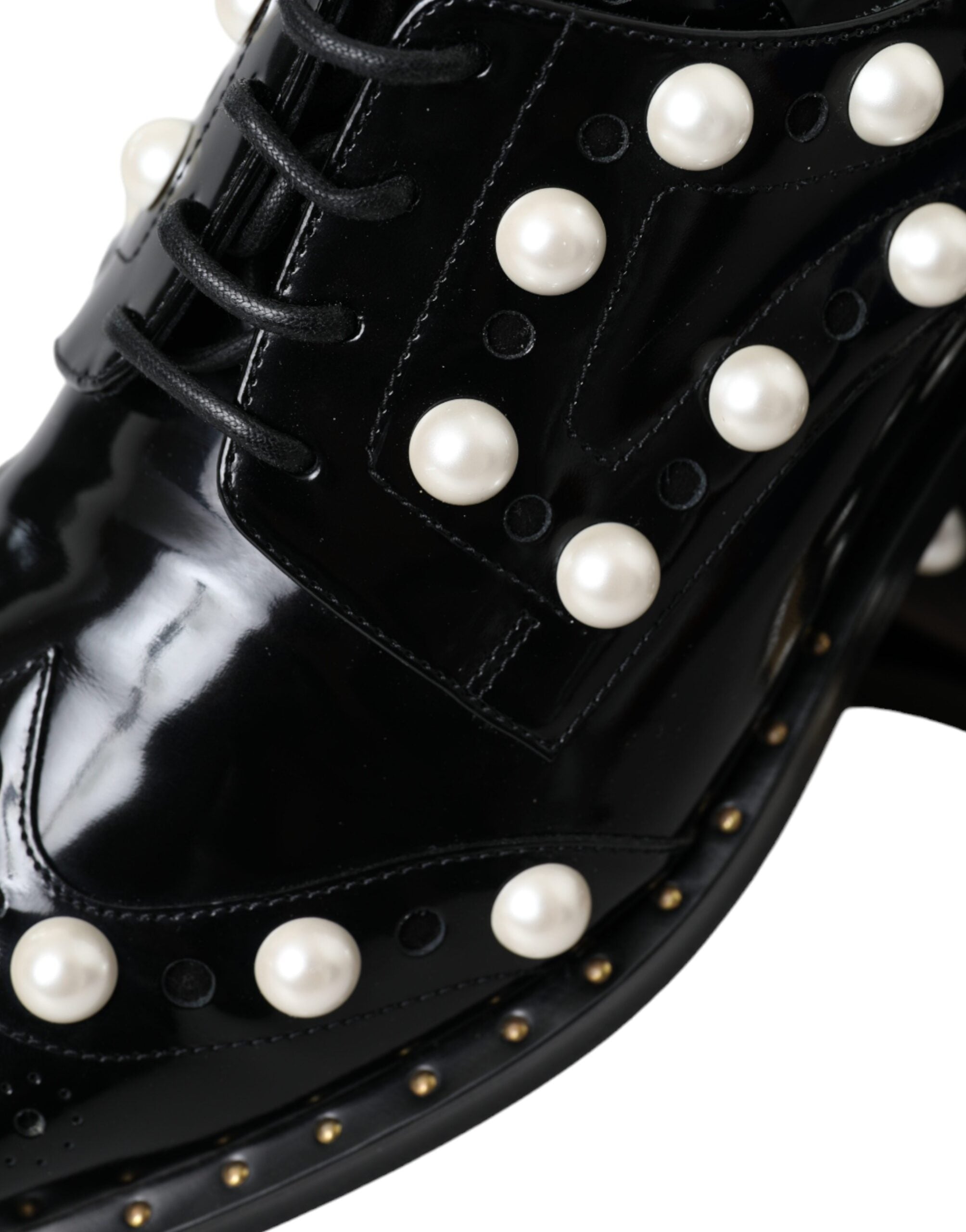 Chaussures Dolce & Gabbana en cuir noir avec broque, perles factices et design élégant, pour femme.