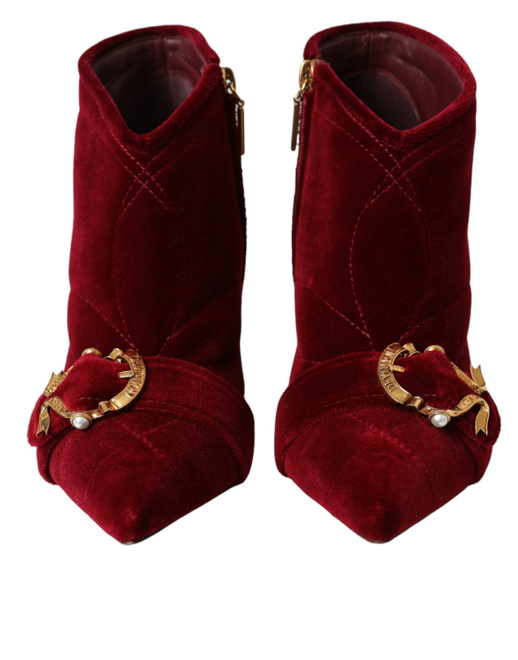 Bottes Dolce & Gabbana en velours rouge foncé avec boucle de devotion, mode élégante et sophistiquée.