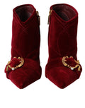 Bottes Dolce & Gabbana en velours rouge foncé avec boucle de devotion, mode élégante et sophistiquée.
