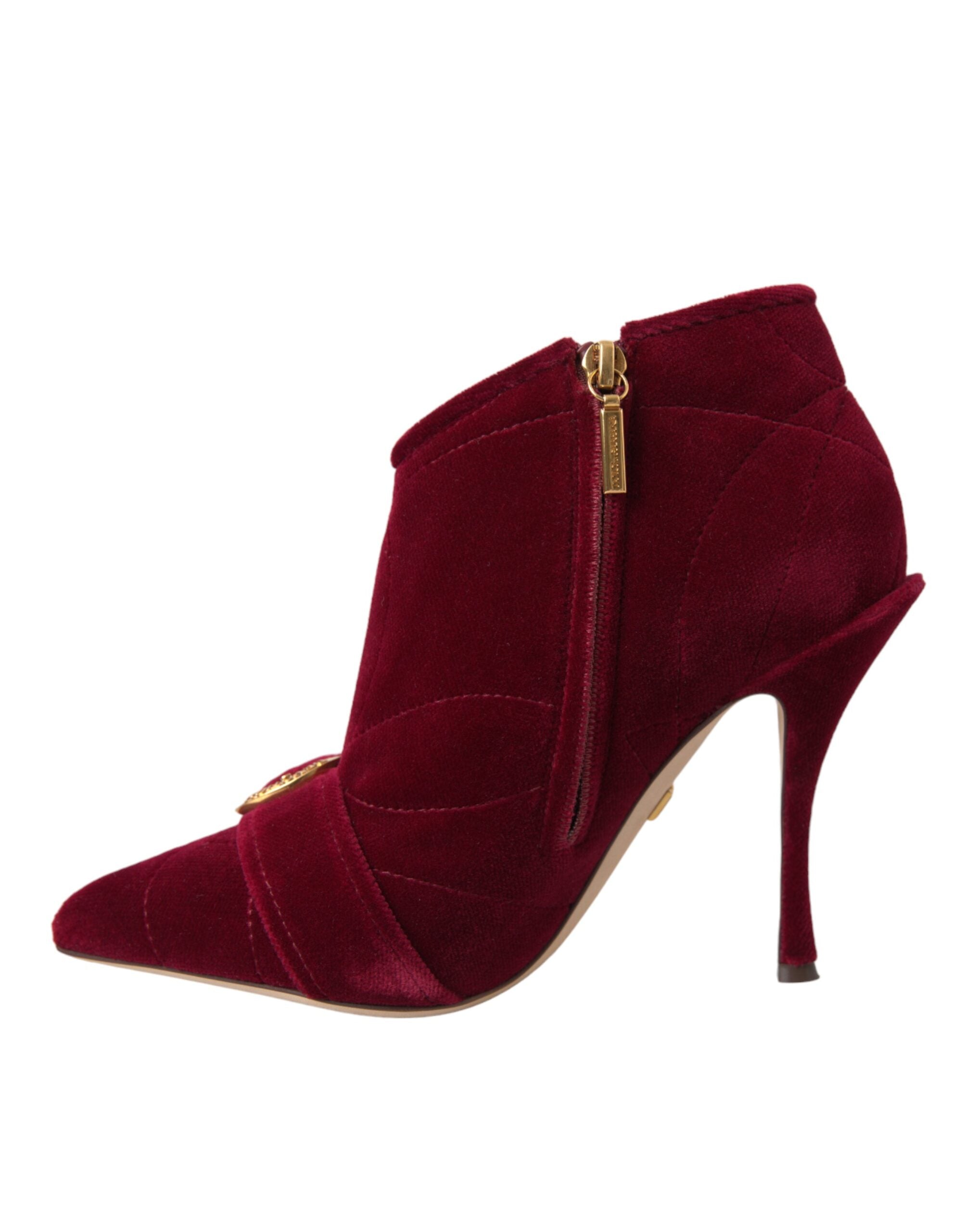Chaussures bottines en velours rouge foncé Dolce & Gabbana Devotion avec boucle élégante, vue de face.