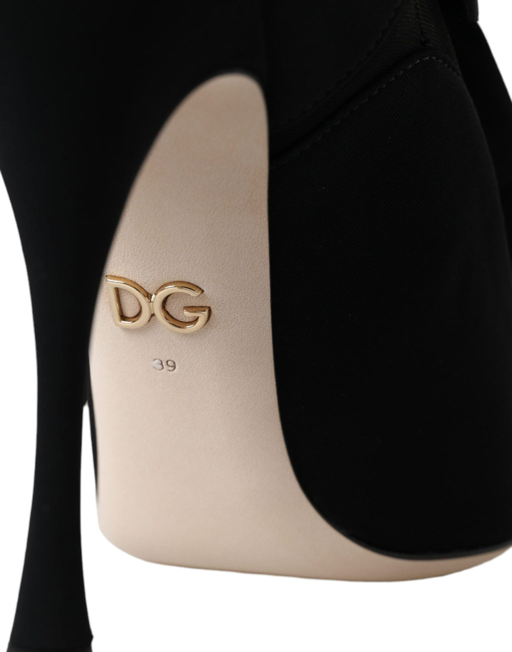 Chaussures Dolce & Gabbana, bottines noires à talons stilettos et mi-mollet, élégantes et sophistiquées.
