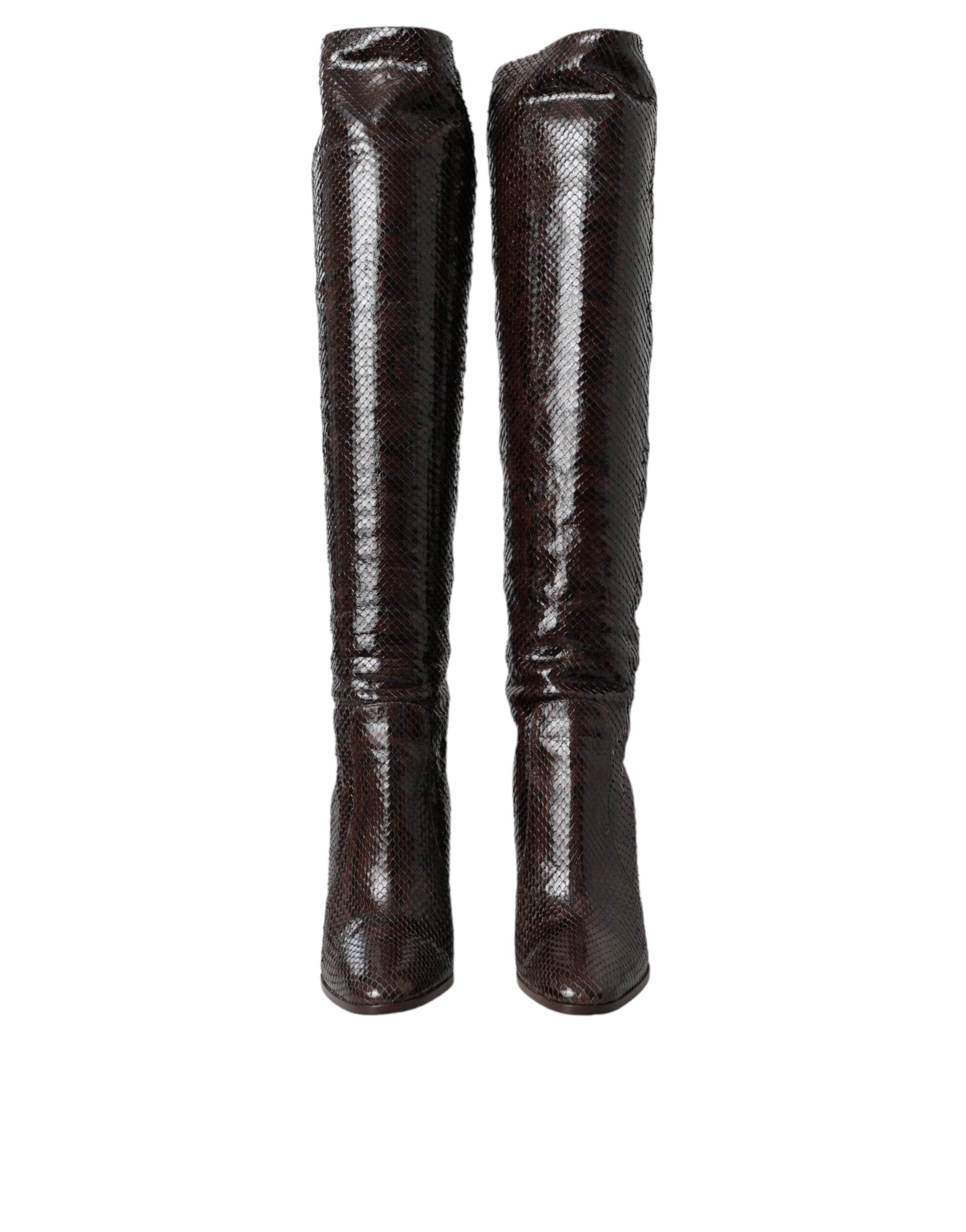 Escarpins à talons en cuir exotique marron de Dolce & Gabbana, bottes hautes élégantes pour femmes, vue de face.