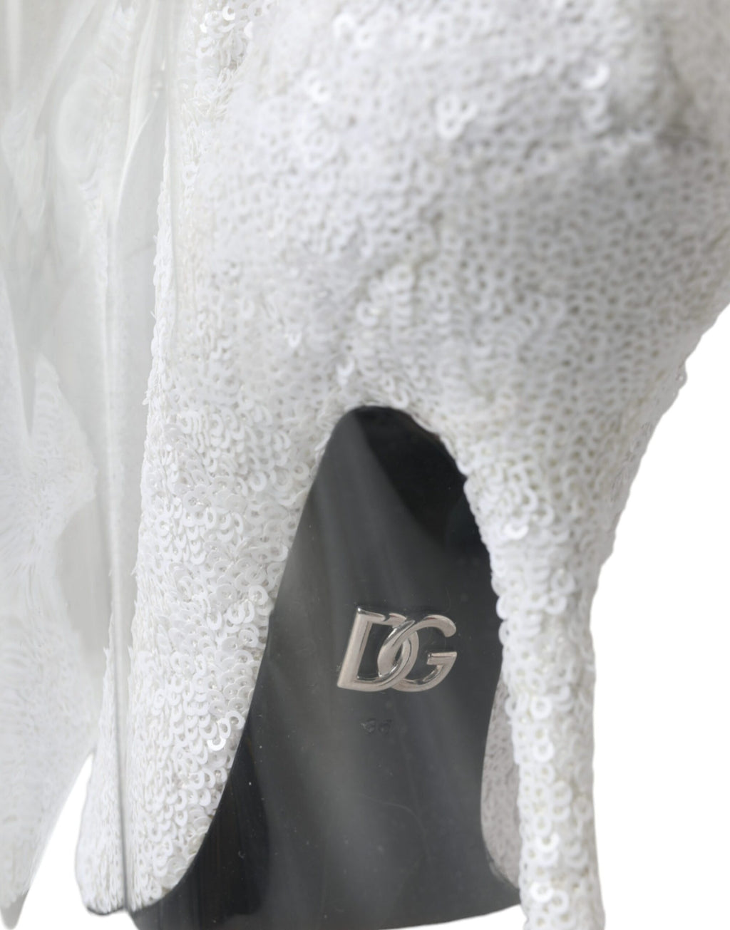 Chaussures Dolce & Gabbana, bottines blanches à talons aiguilles et cuissardes en cuir, élégantes et sophistiquées.