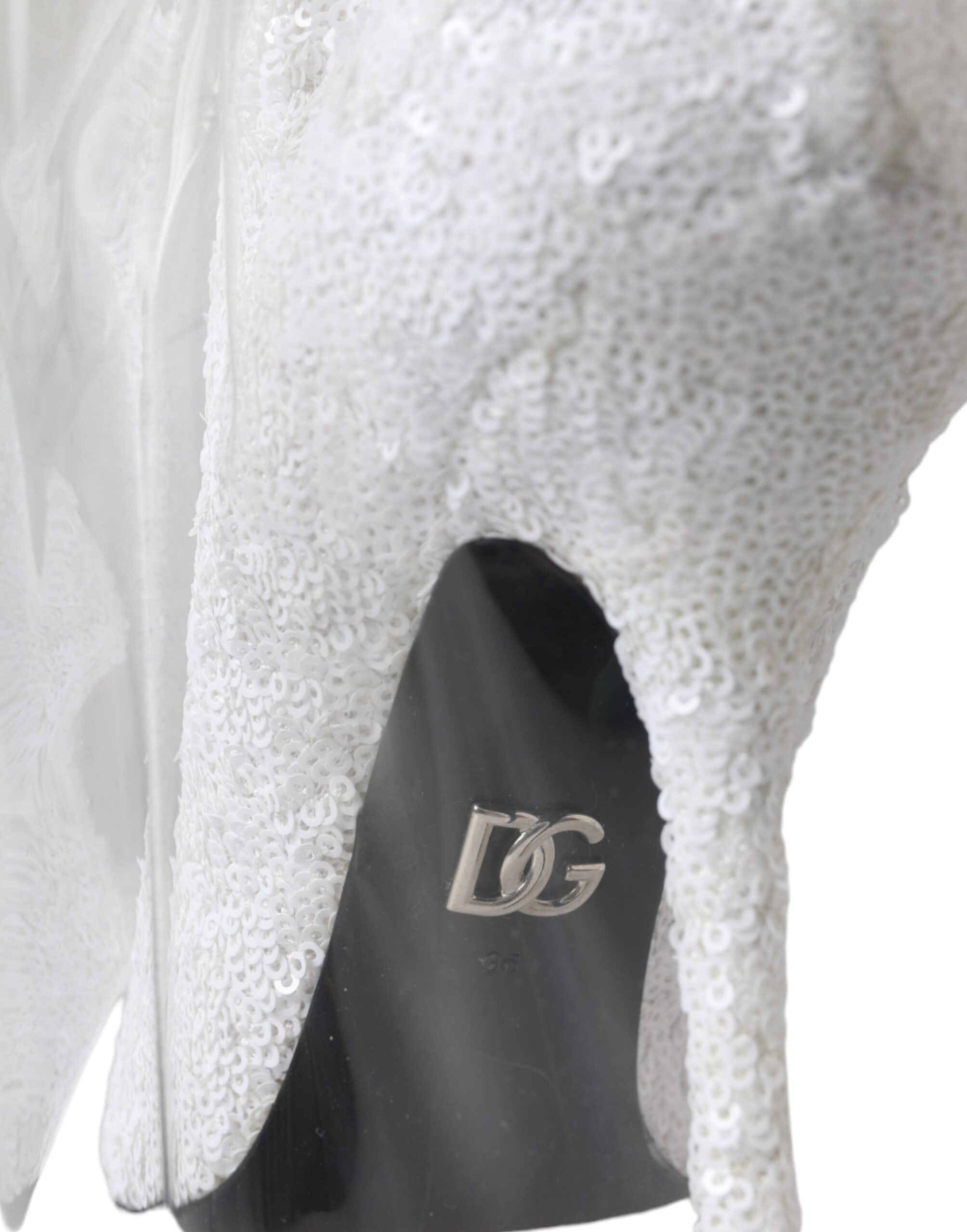 Chaussures Dolce & Gabbana, bottines blanches à talons aiguilles et cuissardes en cuir, élégantes et sophistiquées.