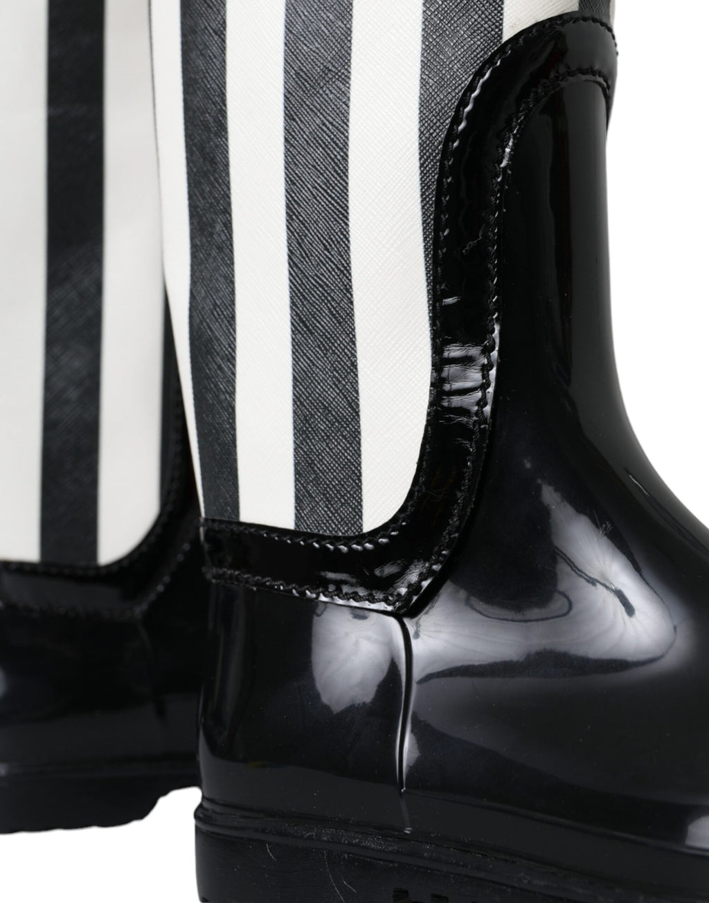 Bottes plates en caoutchouc noir Dolce & Gabbana, hauteur genou, chaussures élégantes et modernes.
