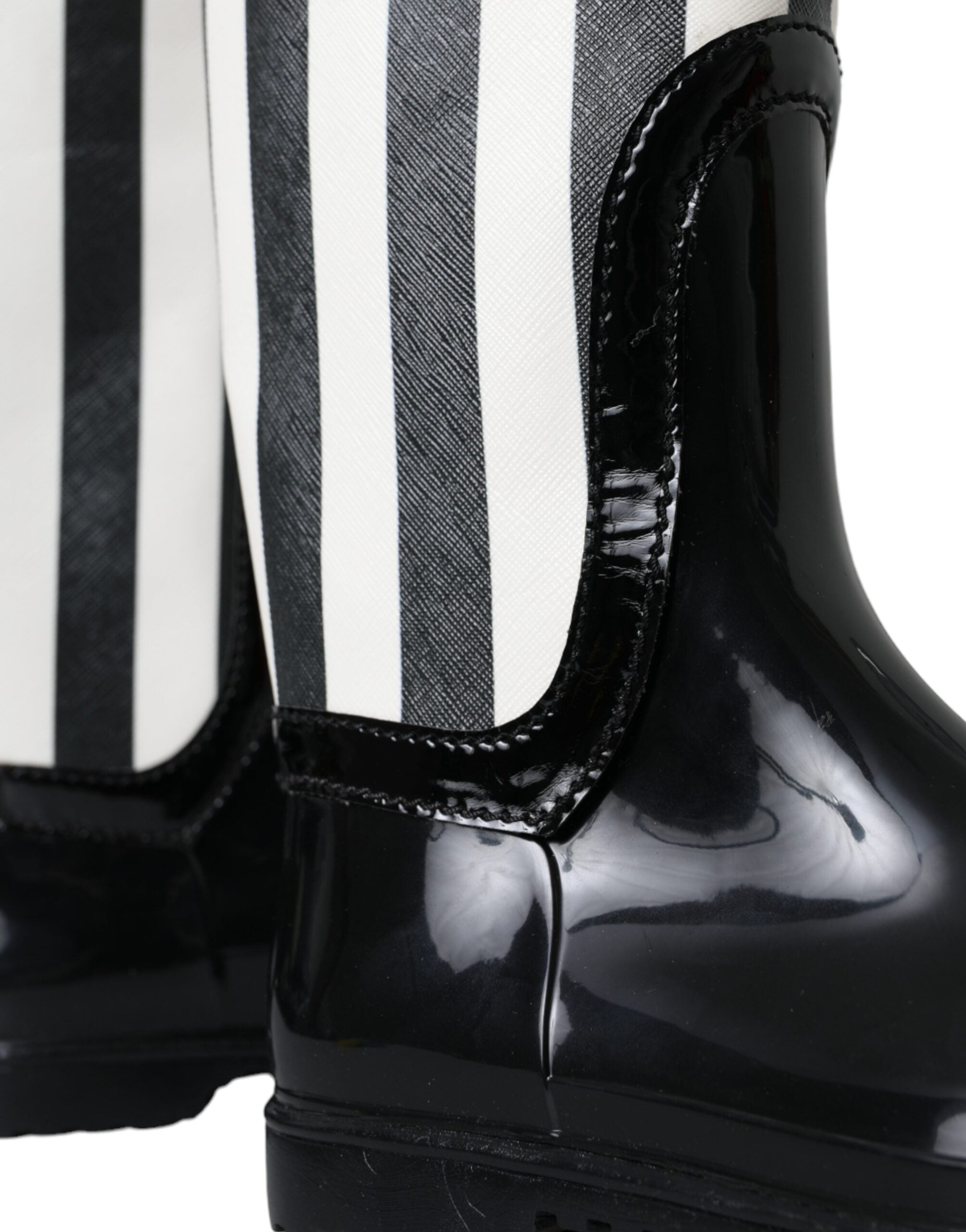 Bottes plates en caoutchouc noir Dolce & Gabbana, hauteur genou, chaussures élégantes et modernes.