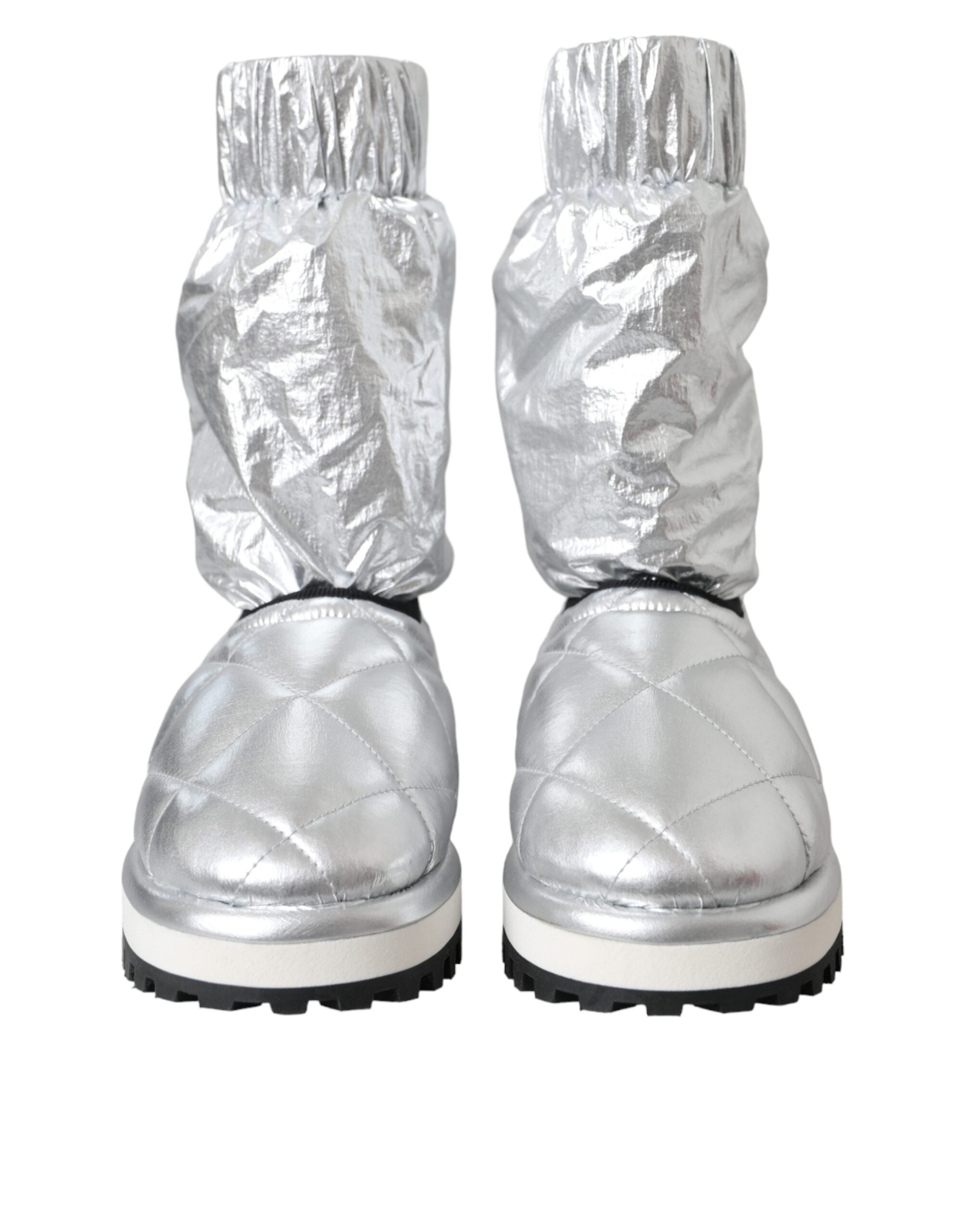 Bottes en métal argenté Dolce & Gabbana avec quilting, logo patch et semelle épaisse, élégantes et modernes.